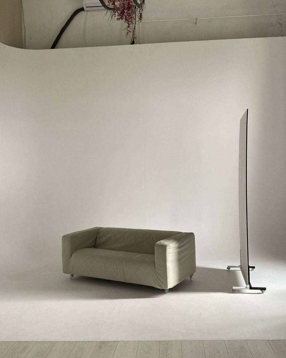 Интерьер фотостудии Точка: новогодний декор, елка, качели, диван и шторы блэкаут в разных залах СПб