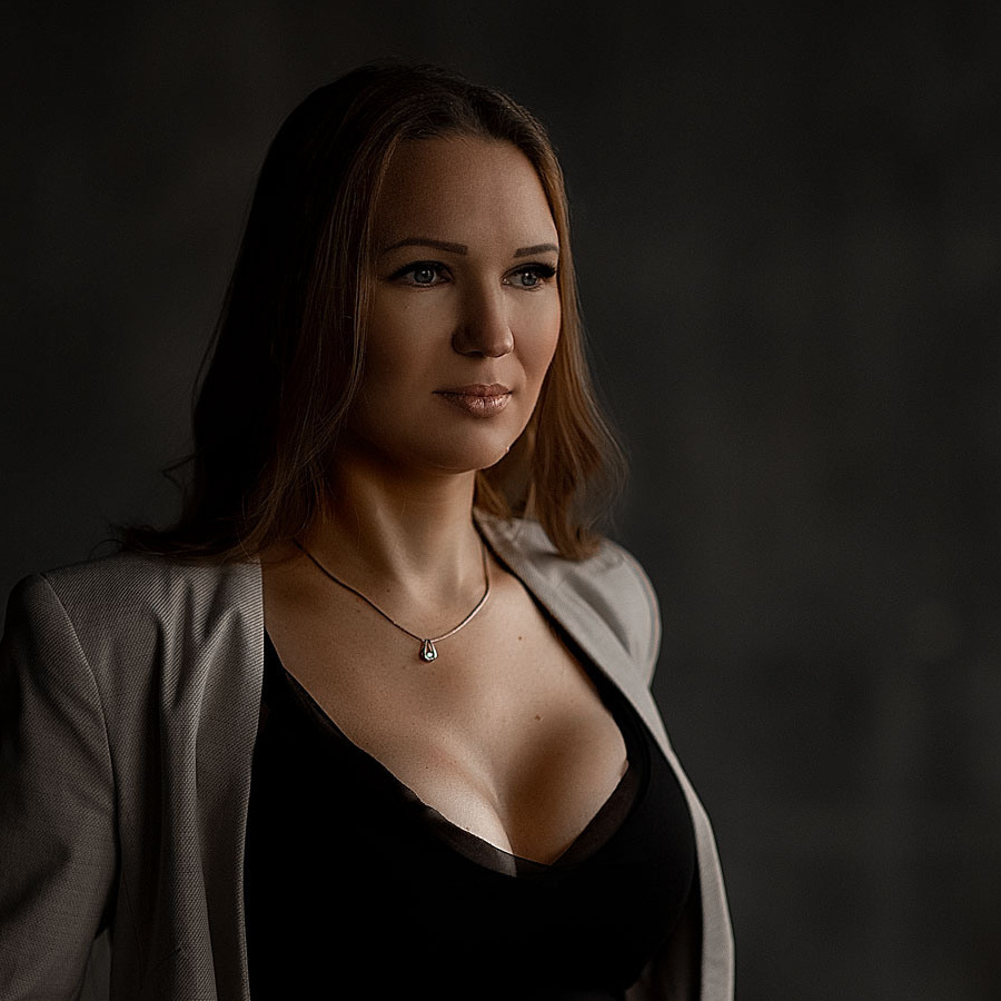 Фотограф беременности женского портрета love story низкий ключ