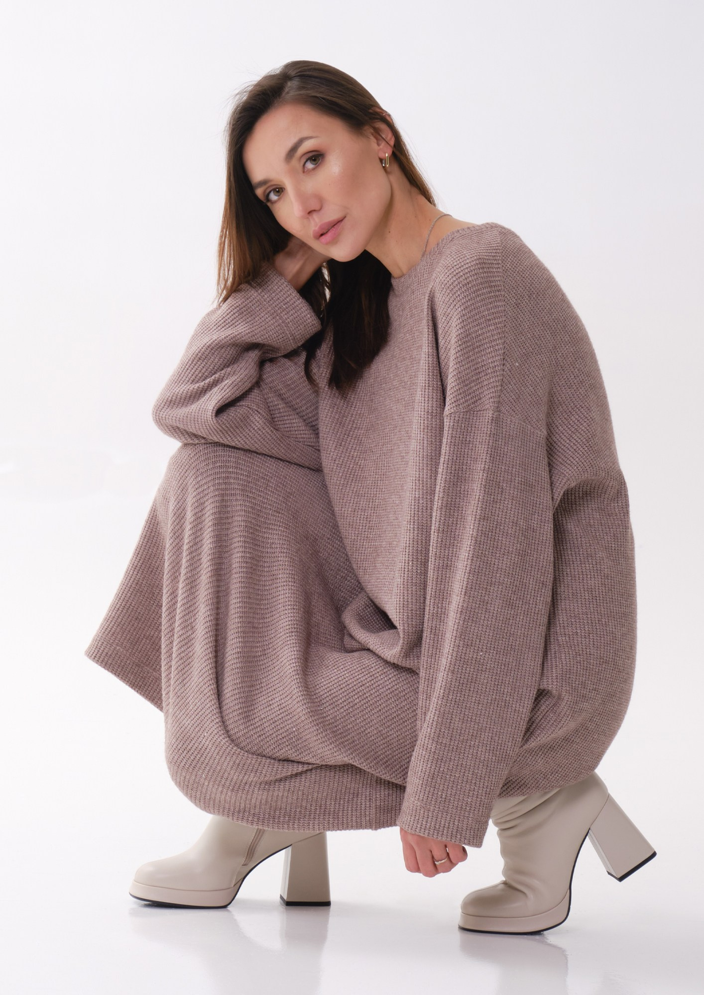 Женщина в трикотажном платье на циклораме, каталожный отраженный свет