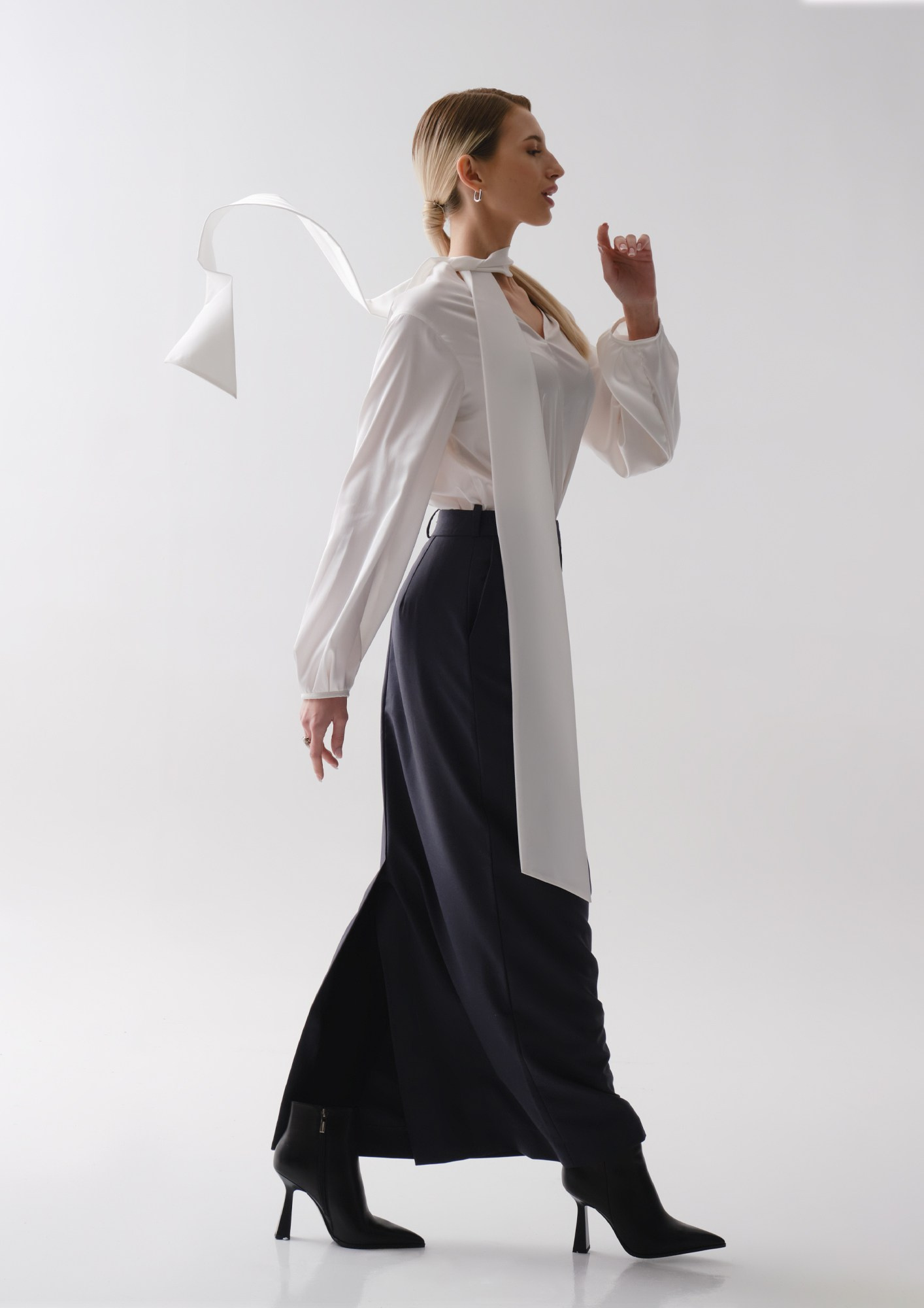 имиджевая съёмка женской одежды, девушка в миди юбке и шелковой блузке на градиентном сером фоне