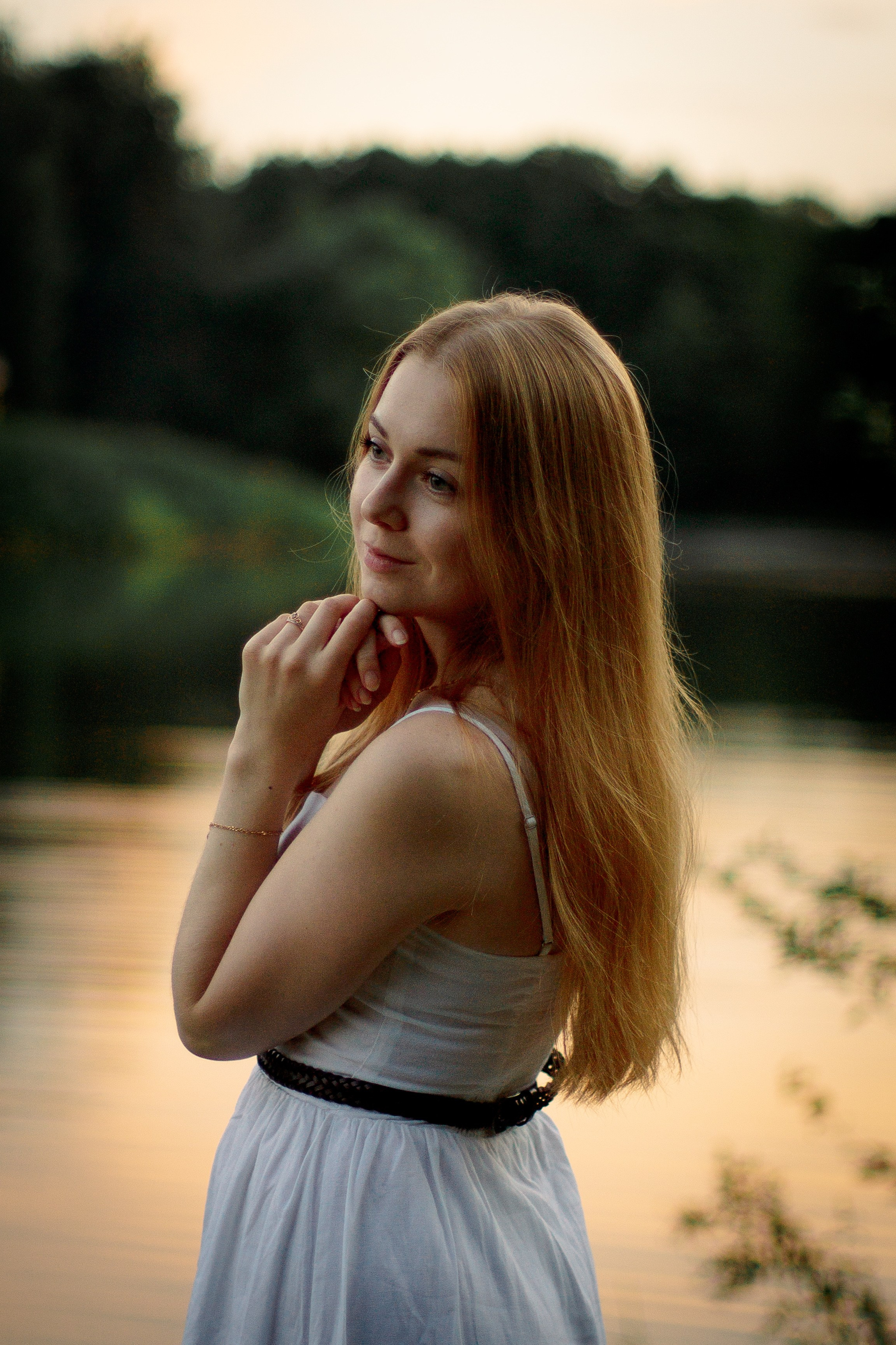 Портрет девушки у реки, женская фотосессия летом на улице в усадьбе Суханово