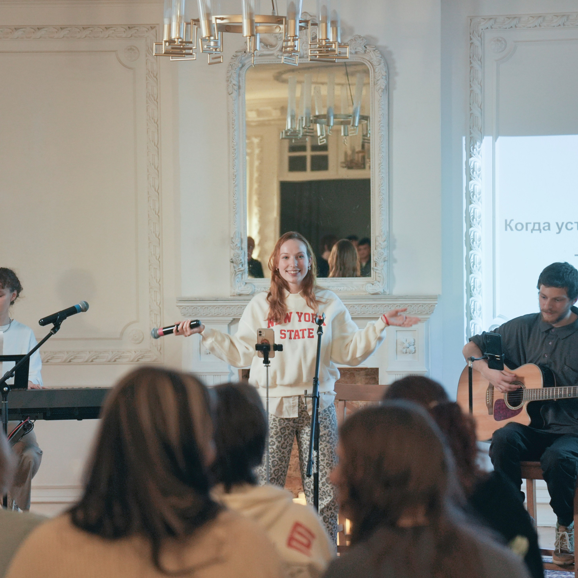 "Фотограф за работой на деловом мероприятии, снимает участников конференции в естественной обстановке.""Группа людей на корпоративе, запечатлённая фотографом во время живого общения.""Репортажная фотография: крупный план спикера, выступающего на сцене конференции.""Фотограф снимает момент вручения награды на официальном мероприятии.""Деловая атмосфера: участники семинара обсуждают идеи, запечатлённые на фото.""Неформальные моменты корпоративного праздника, запечатлённые фотографом в репортажном стиле.""Живые эмоции участников бизнес-встречи, пойманные профессиональным фотографом.""Фотография рабочего процесса на корпоративной вечеринке: сотрудники в непринуждённой обстановке.""Портретный кадр спикера на фоне логотипа компании во время пресс-конференции.""Сцена с профессиональным освещением, запечатлённая фотографом на деловом мероприятии."