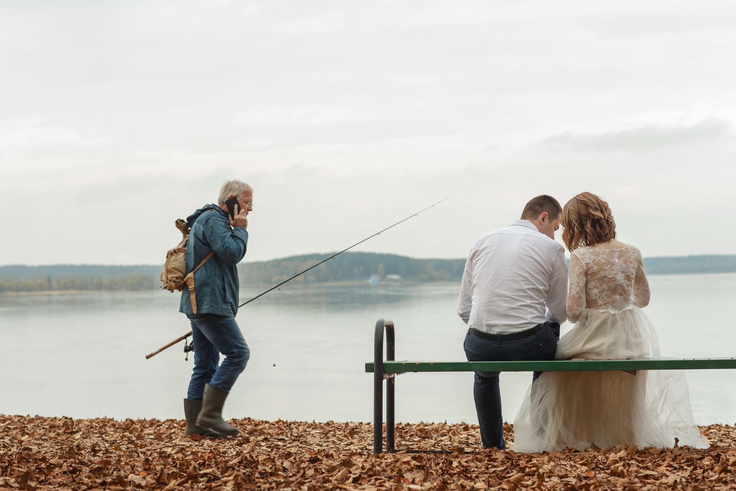 Свадебная прогулка красивой пары на берегу озера