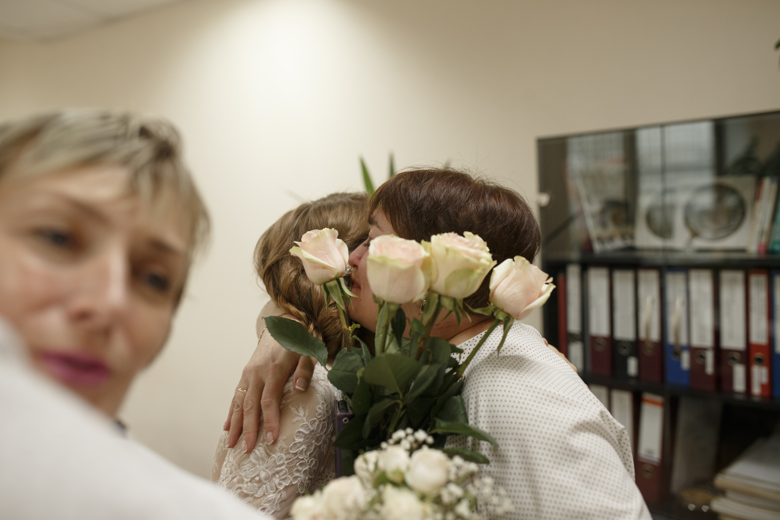 Свадебная прогулка красивой пары на берегу озера