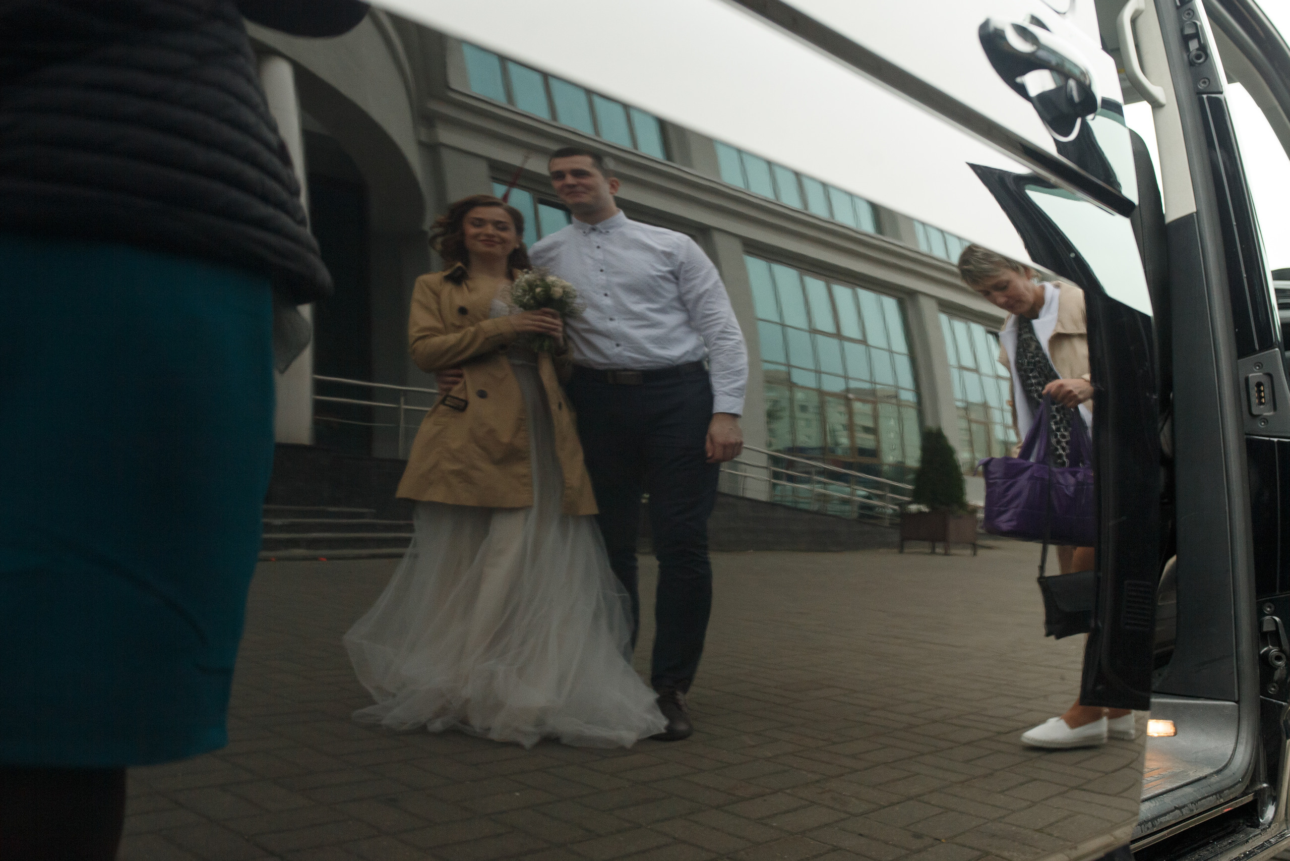 Свадебная прогулка красивой пары на берегу озера