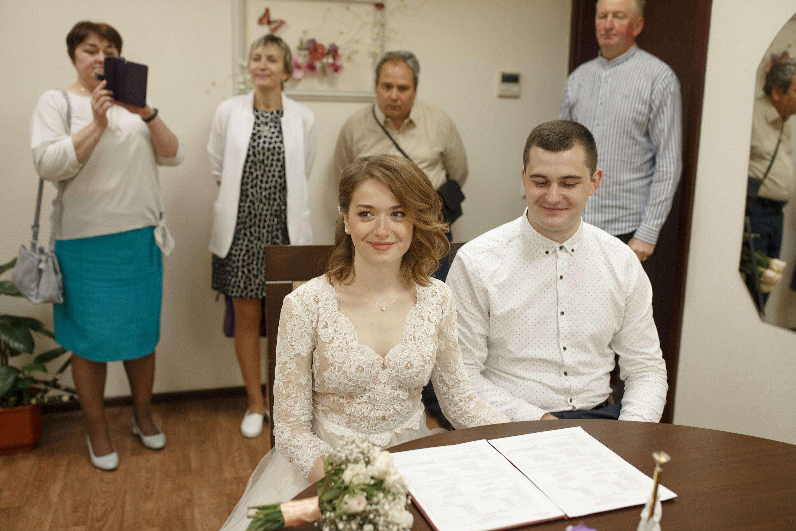 Свадебная прогулка красивой пары на берегу озера