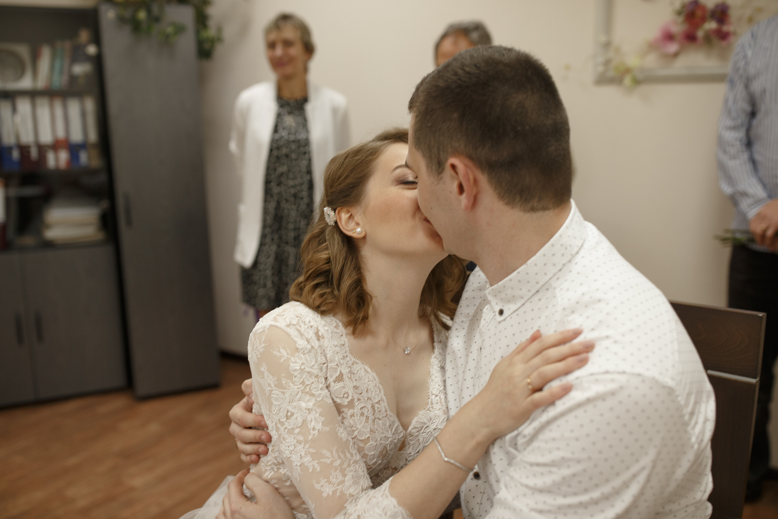 Свадебная прогулка красивой пары на берегу озера