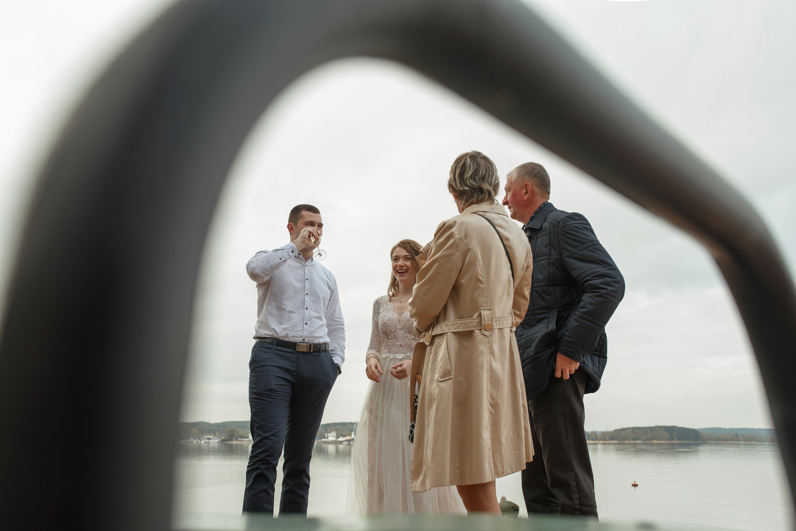 Свадебная прогулка красивой пары на берегу озера