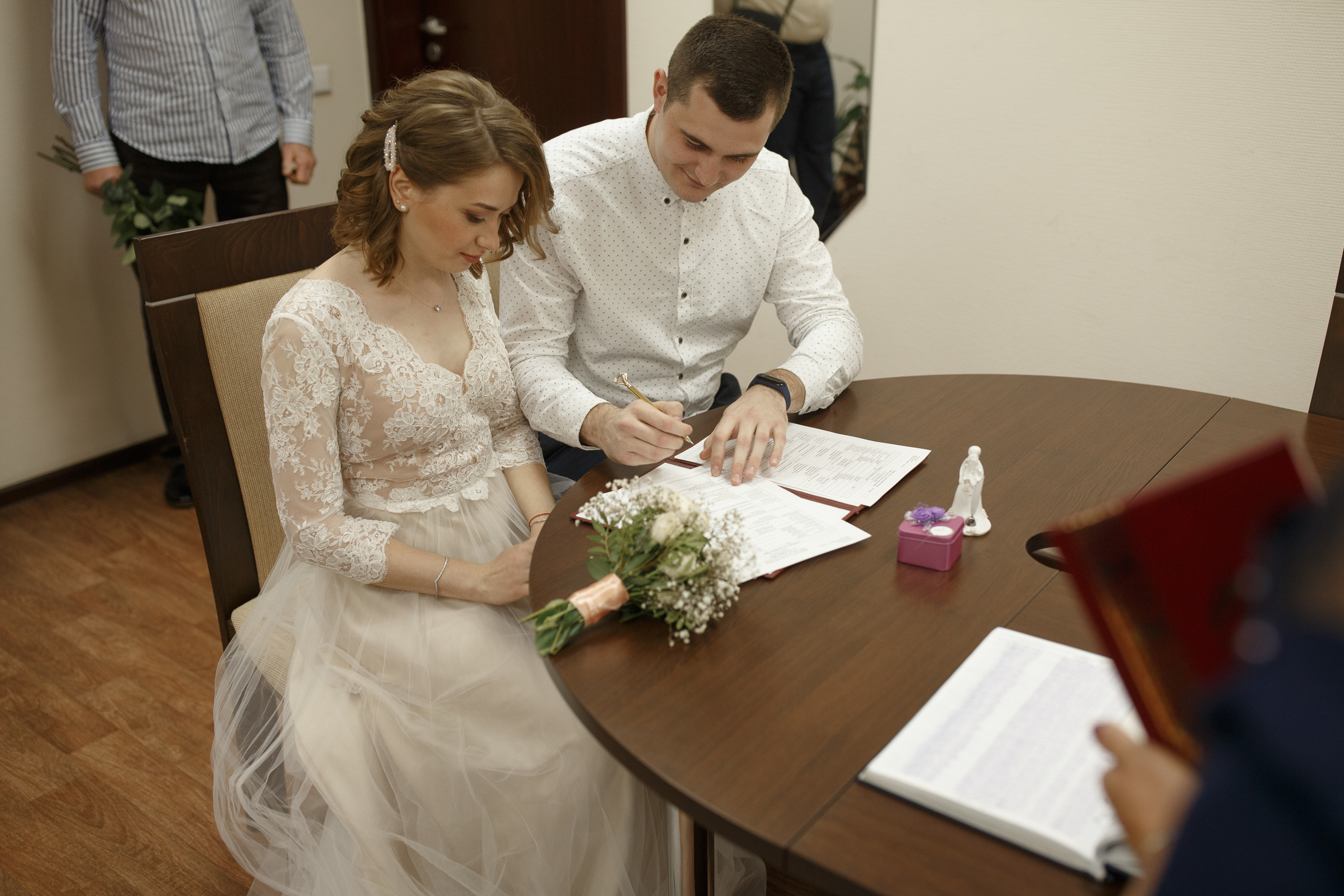 Свадебная прогулка красивой пары на берегу озера