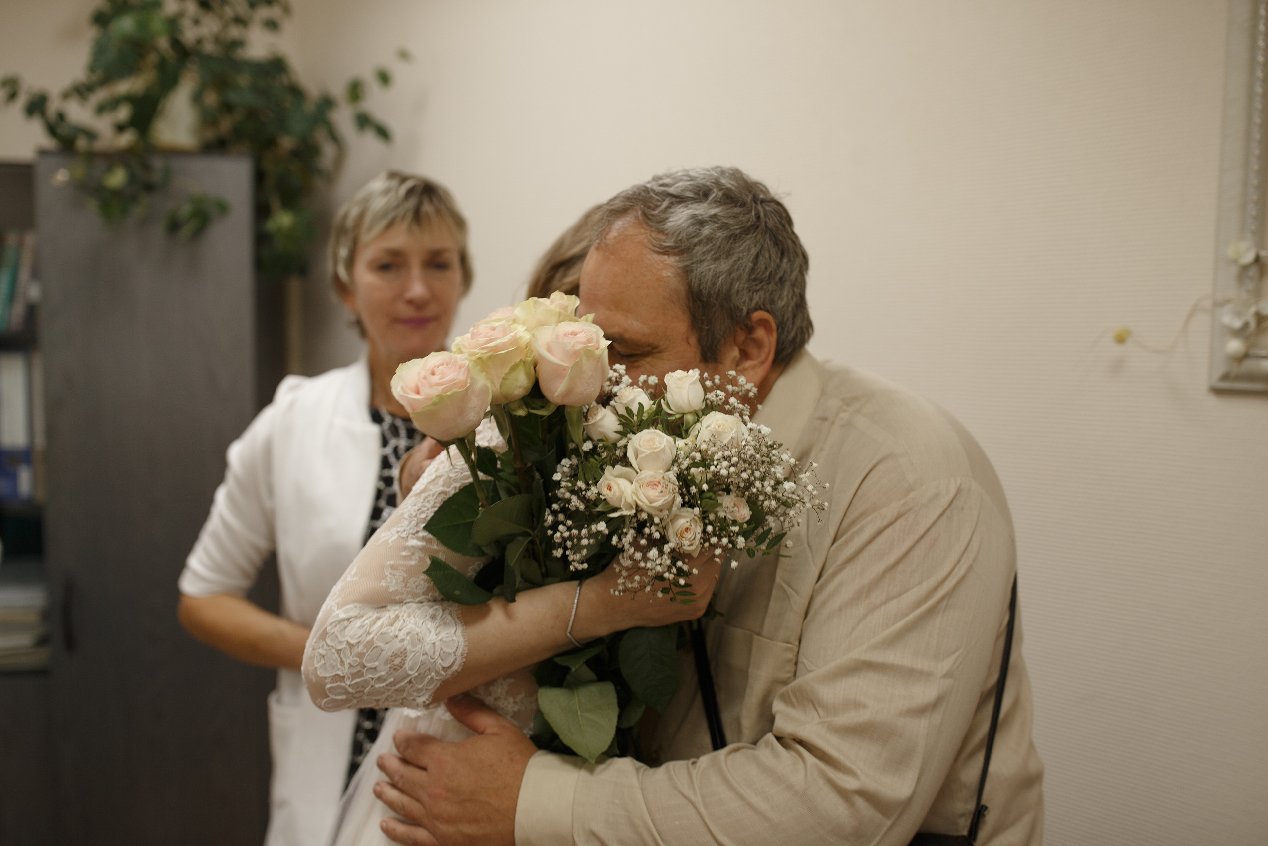 Свадебная прогулка красивой пары на берегу озера