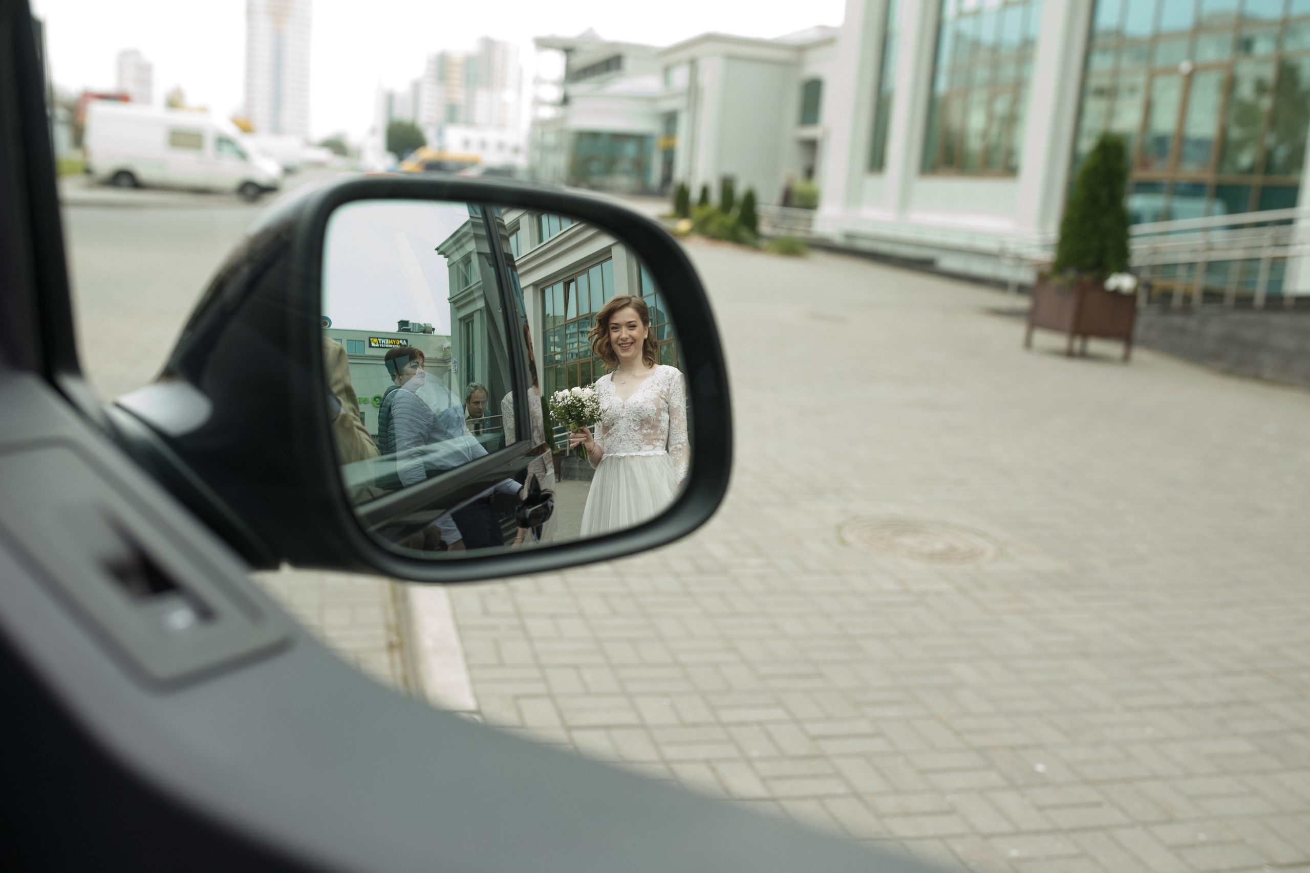 Свадебная прогулка красивой пары на берегу озера