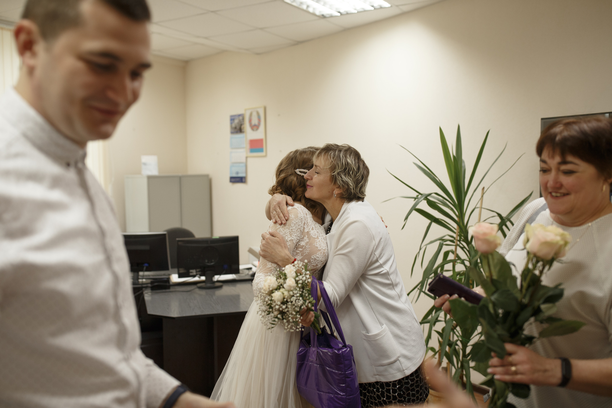 Свадебная прогулка красивой пары на берегу озера