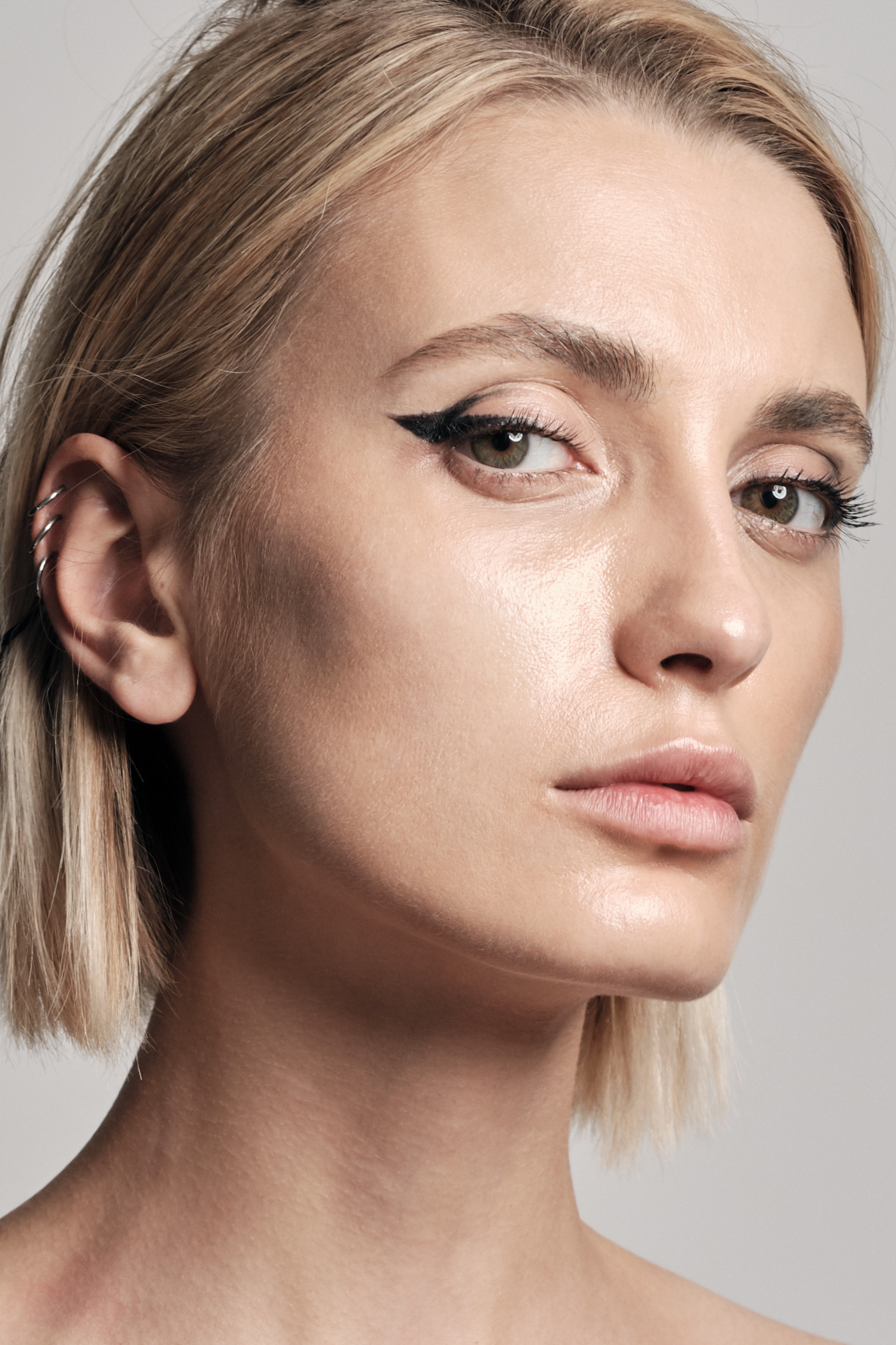 Профессиональный ретушер Анна Баранова. Девушка с чистой идеальной кожей.