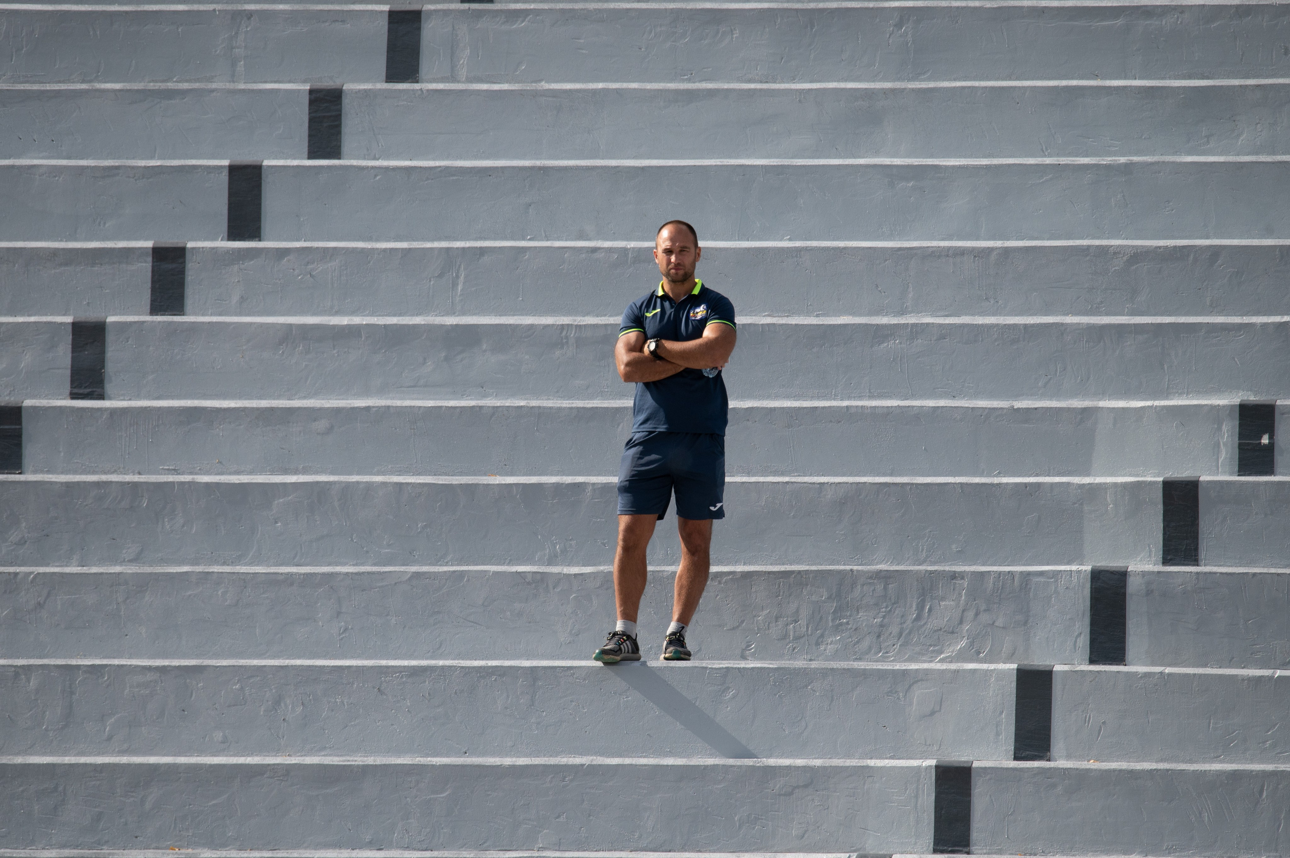 Тренер "Ростов-ДГТУ" на совершенно пустой трибуне стадиона