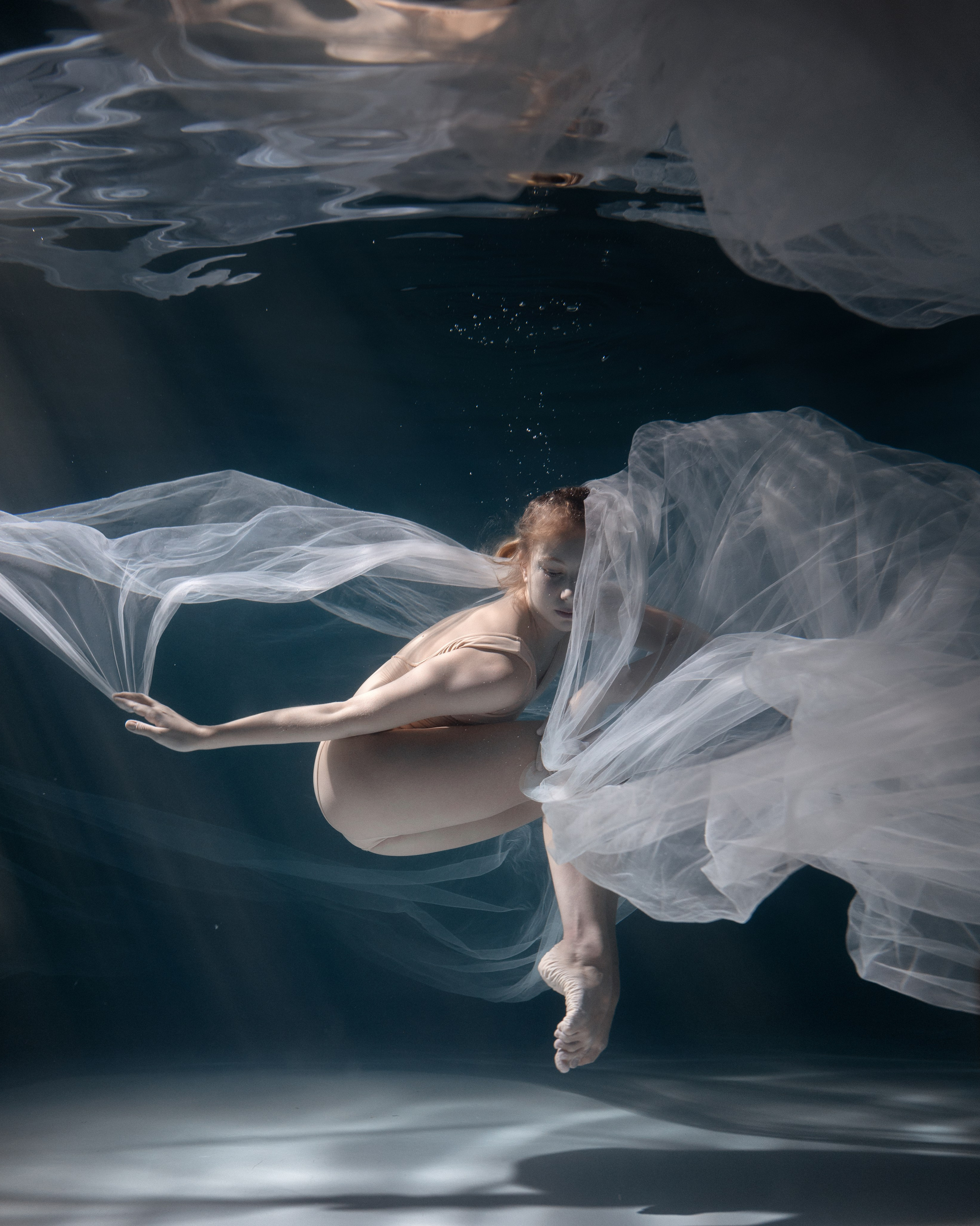 Гимнастка с тканью под водой. Подводная фотосессия в Москве. Спортивный фотограф Татьяна Цветкова