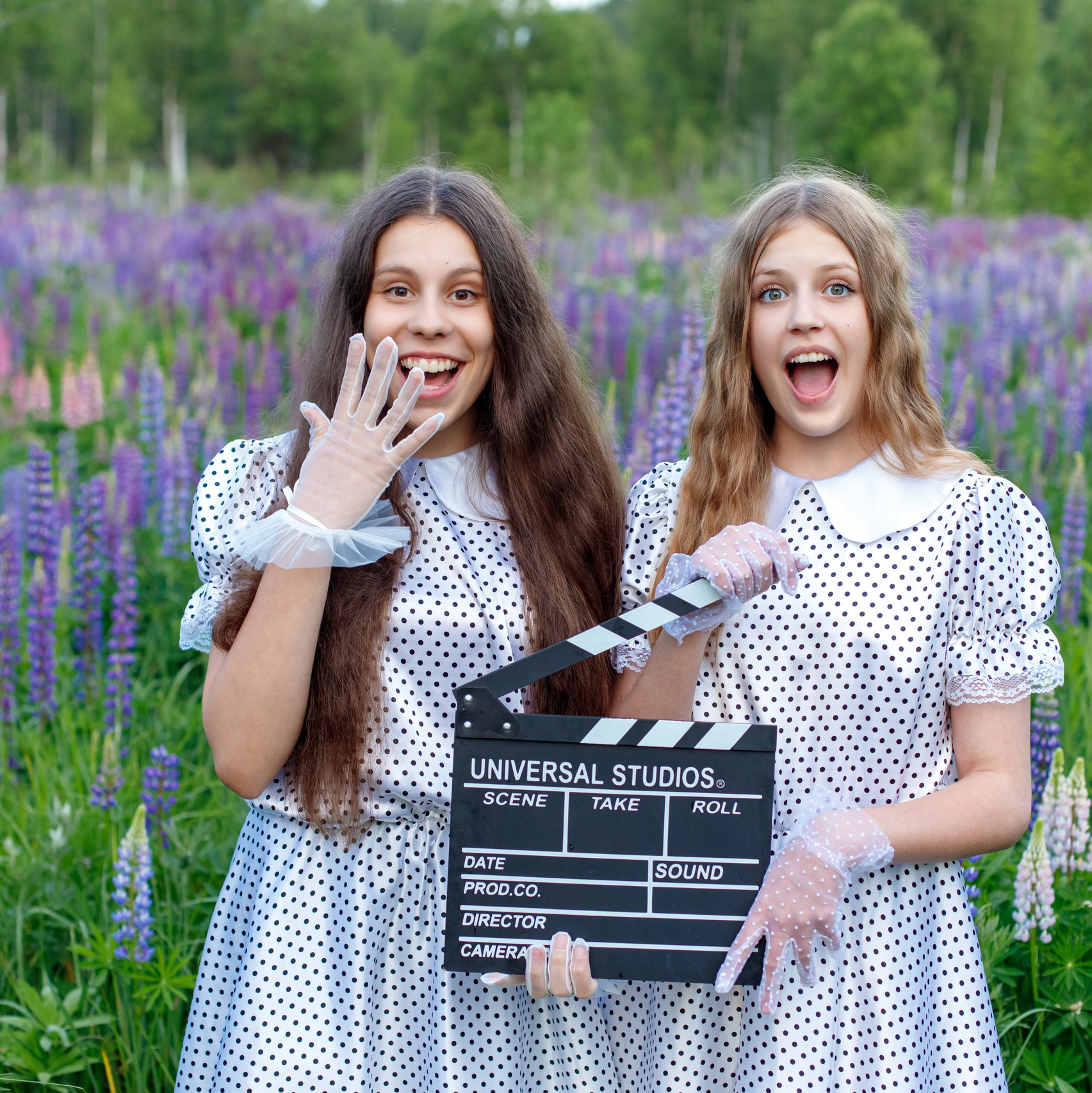 Школьники в ярких шарфах в зимнем лесу.