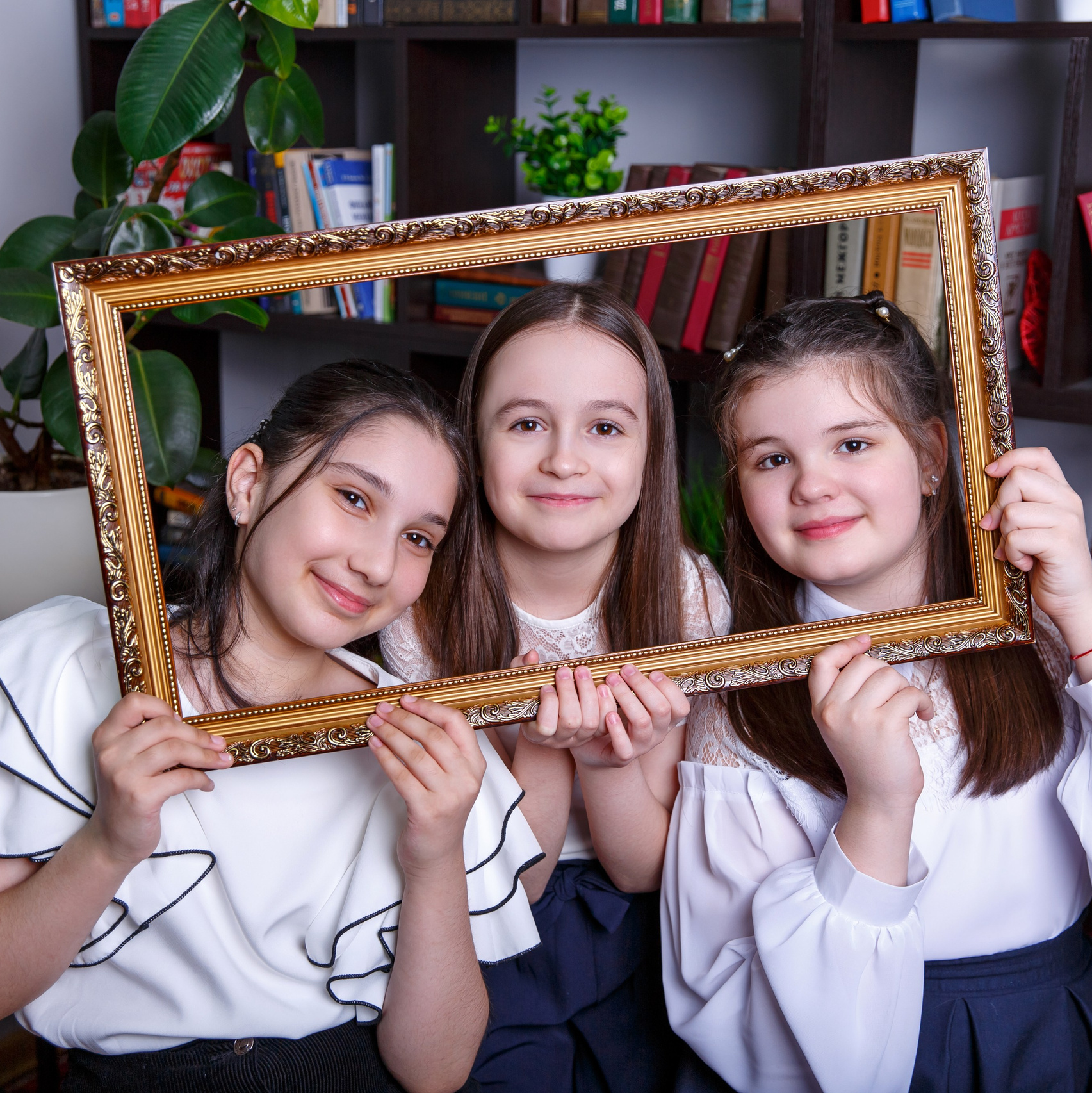 Идея для выпускного альбома - фотосессия в библиотеке.