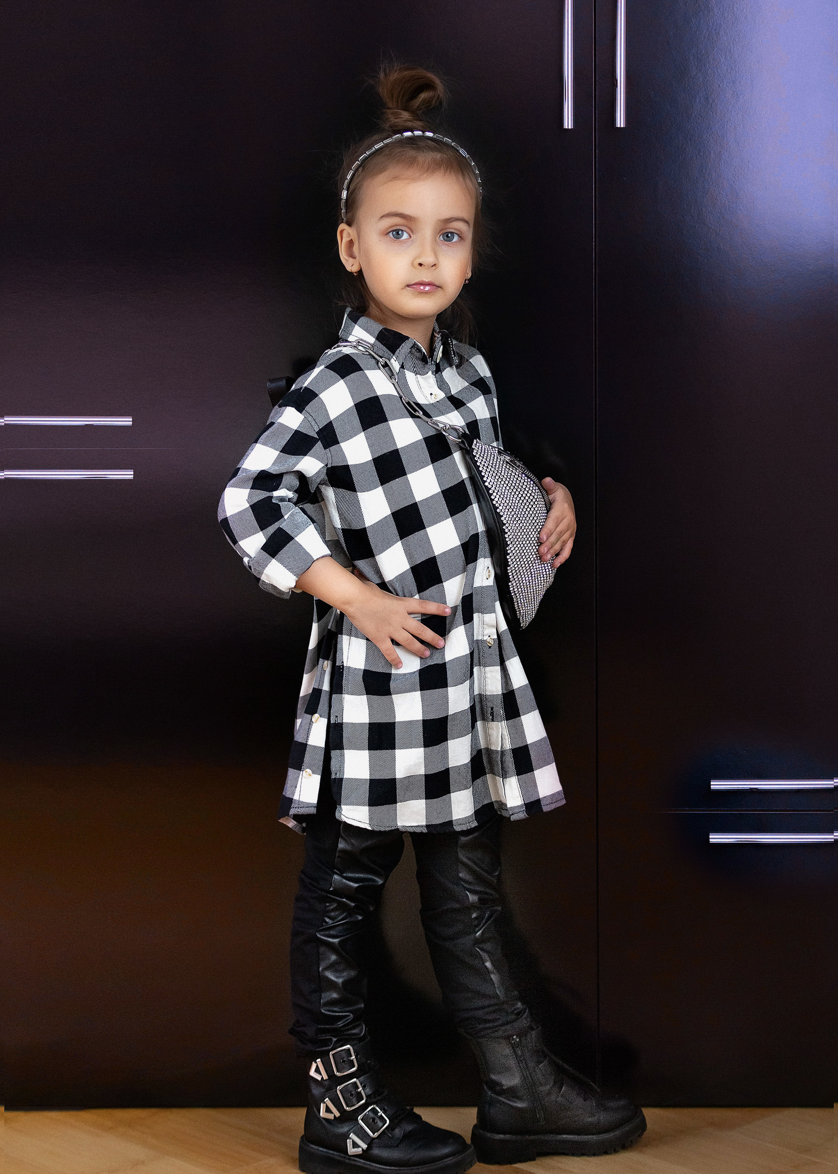 девочка 5 лет в клетчатой рубашке и кожаных штанах