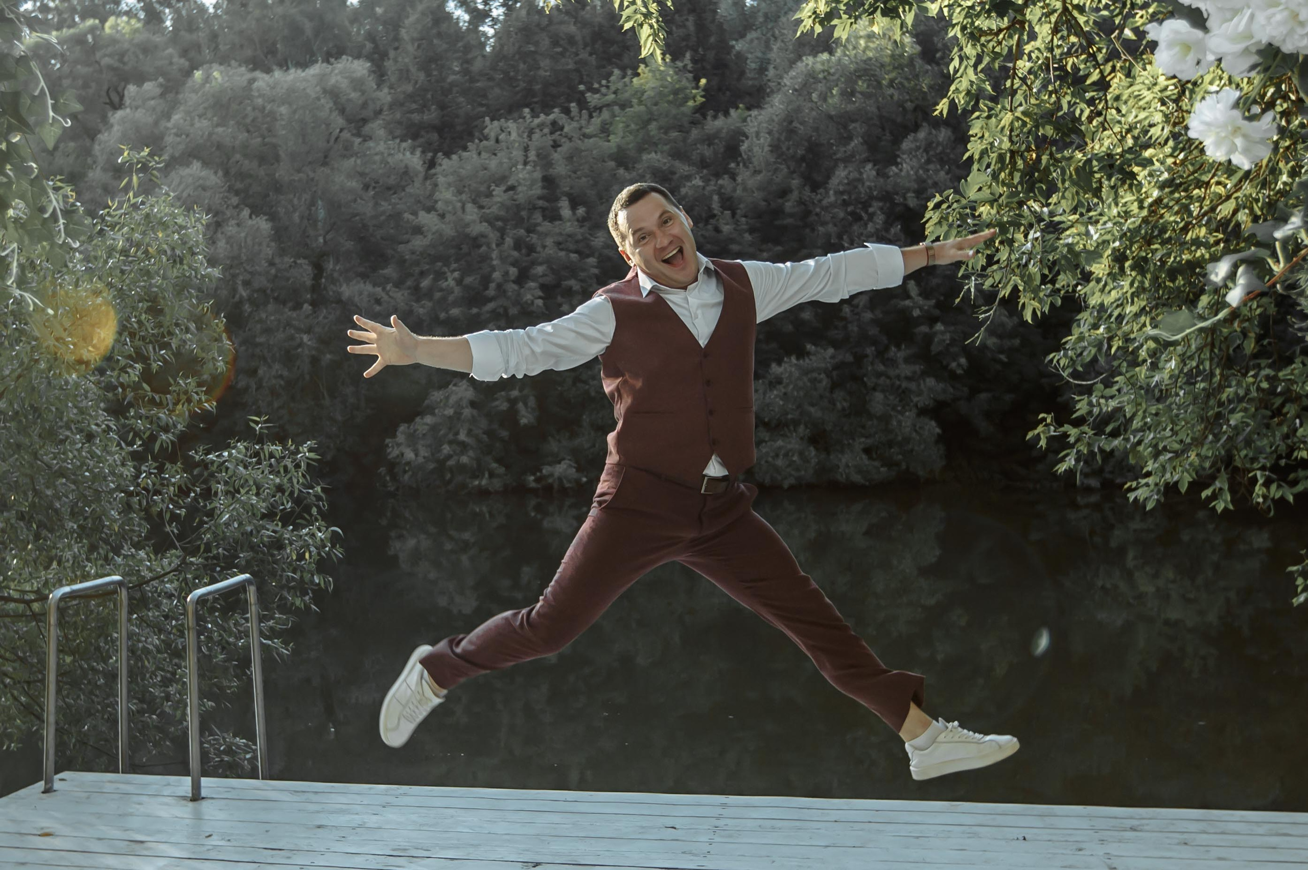 Свадебный ведущий Денис Колесников. Заводной и остроумный ведущий, зажигать это встроенная турбина. Видеограф Павел Коротков рекомендует.