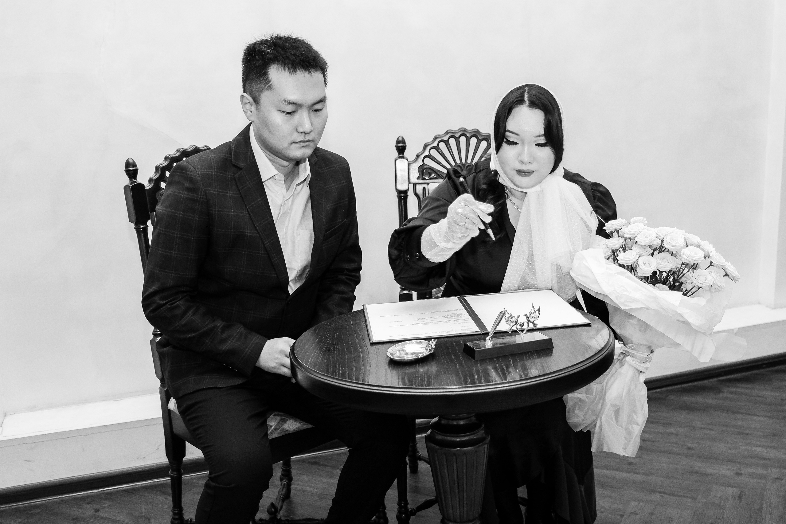  Для вступления в брак нужно оплатить госпошлину. При подаче заявления нужно определиться с датой предстоящего бракосочетания. О свободных в расписании окошках подскажет сотрудник загса, вы также можете узнать их заранее на сайте учреждения.    