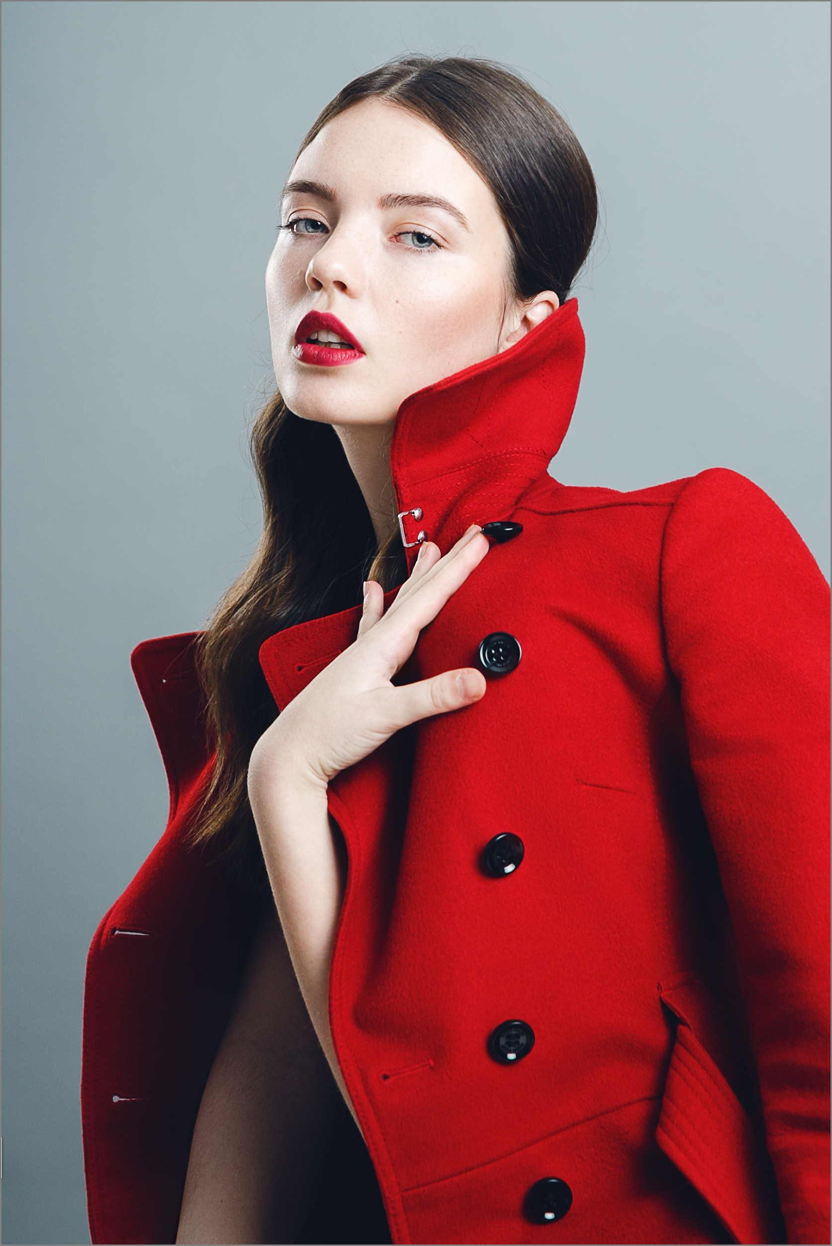 Профессиональный фотограф в студии: бизнес-портреты и фотосессии для брендов в Москве