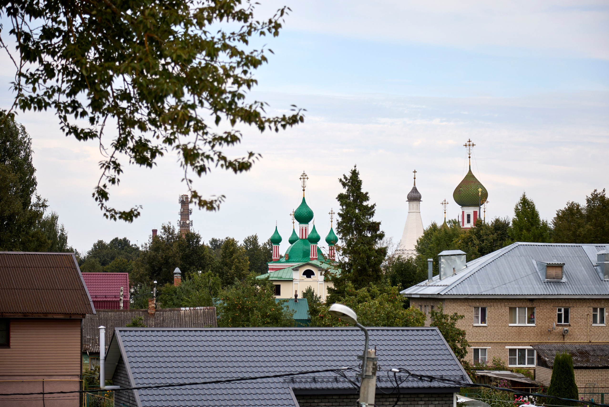 Переславль‑Залесский. Город, который словно тихо объясняет: всё важное&nbsp;— в&nbsp;простых вещах. У&nbsp;озера&nbsp;— лодка, у&nbsp;лавки&nbsp;— чай, у&nbsp;собора&nbsp;— тишина, в&nbsp;которой хочется задержаться. И&nbsp;мы&nbsp;задерживаемся.