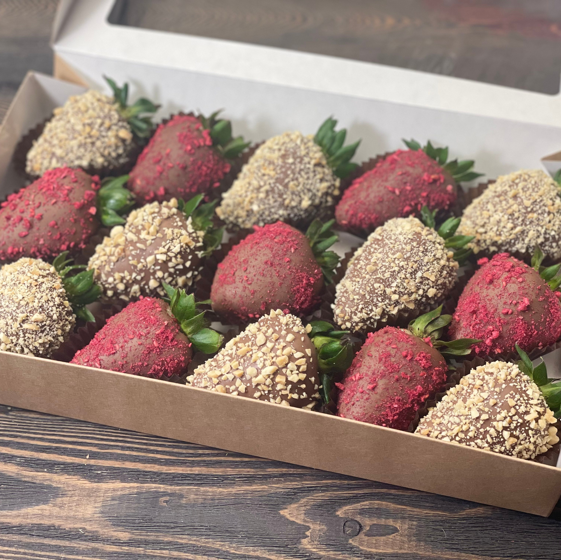 Наборы из клубники в шоколаде Сургут. Клубника в шоколаде в Сургуте