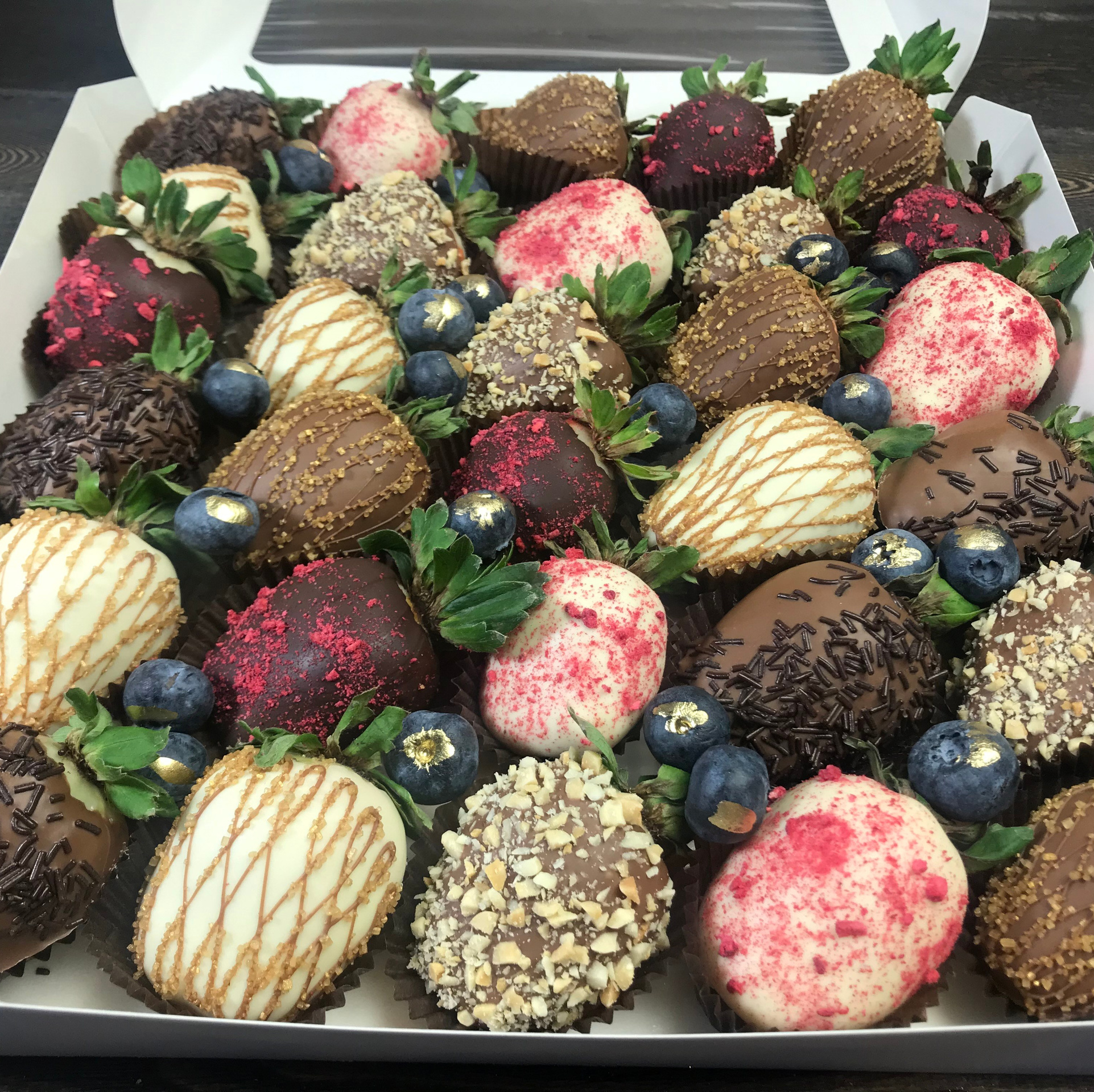 Наборы из клубники в шоколаде Сургут. Клубника в шоколаде в Сургуте