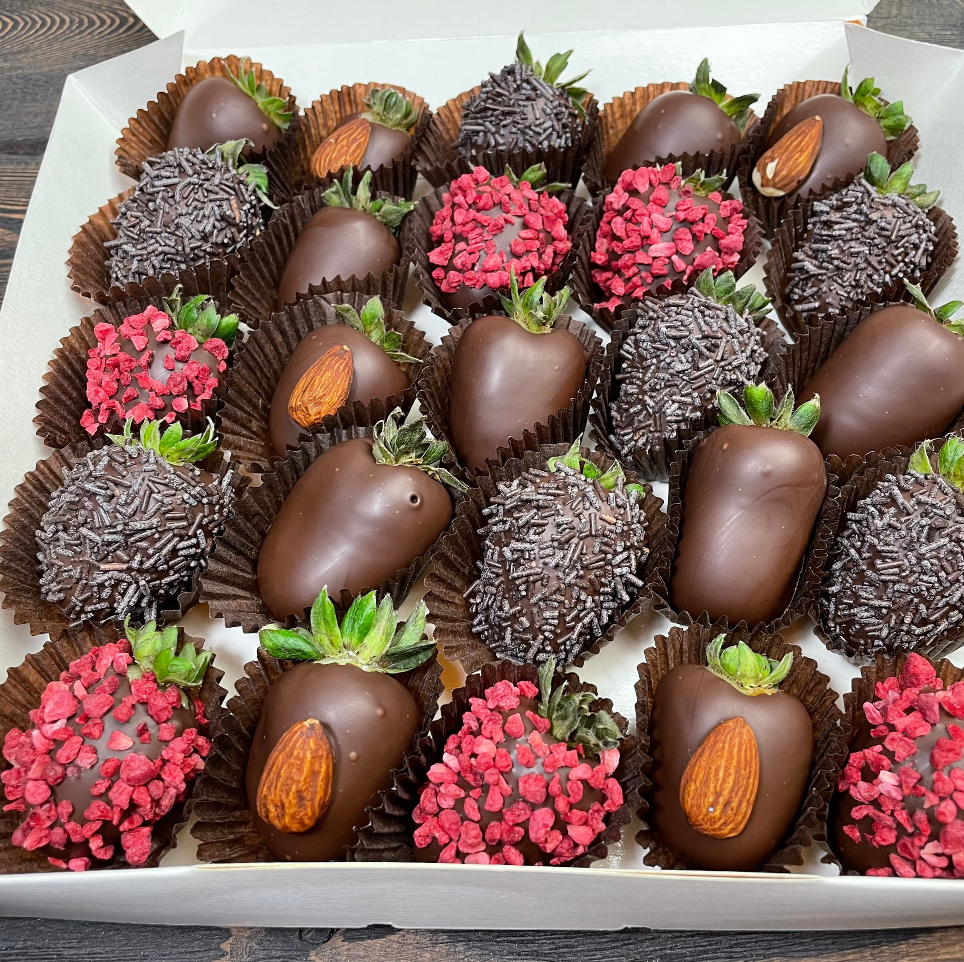 Наборы из клубники в шоколаде Сургут. Клубника в шоколаде в Сургуте