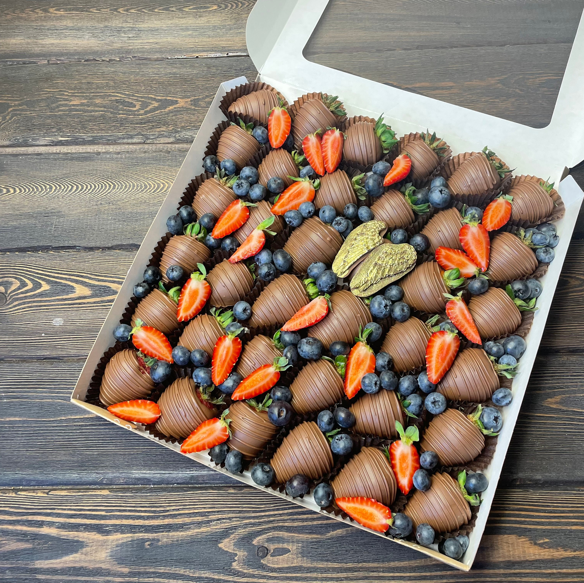 Наборы из клубники в шоколаде Сургут. Клубника в шоколаде в Сургуте