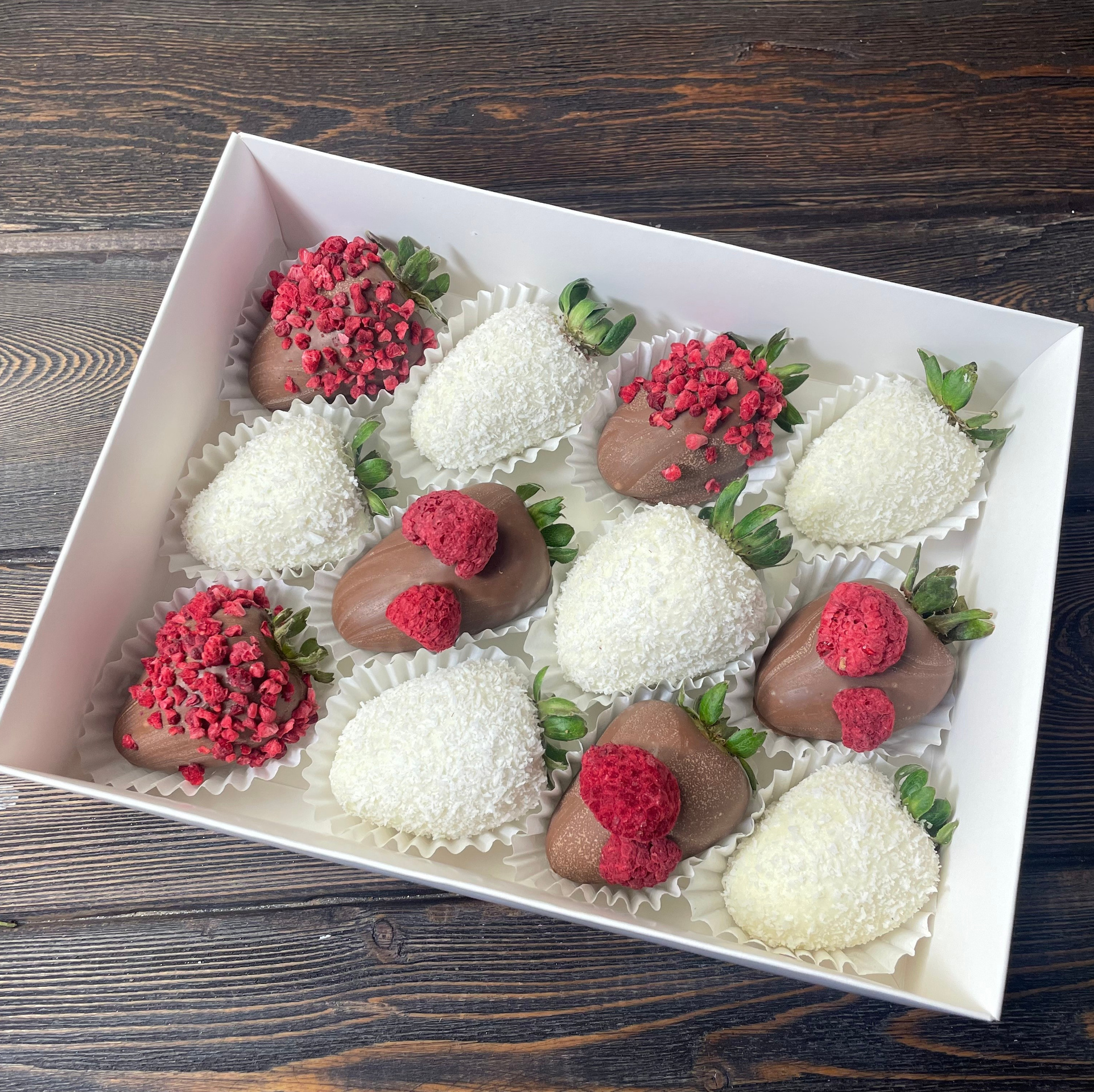 Наборы из клубники в шоколаде Сургут. Клубника в шоколаде в Сургуте