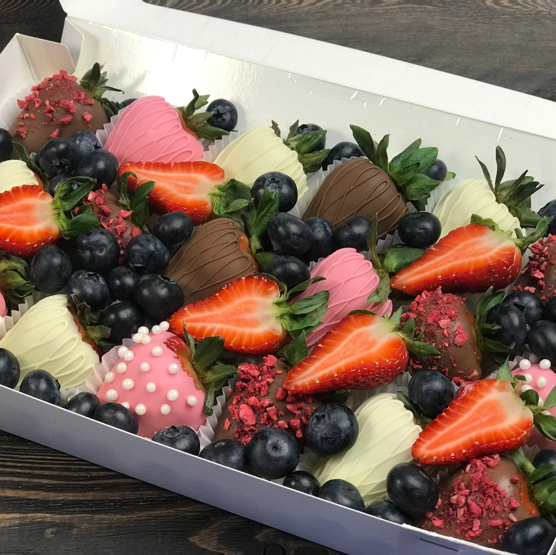 Наборы из клубники в шоколаде Сургут. Клубника в шоколаде в Сургуте