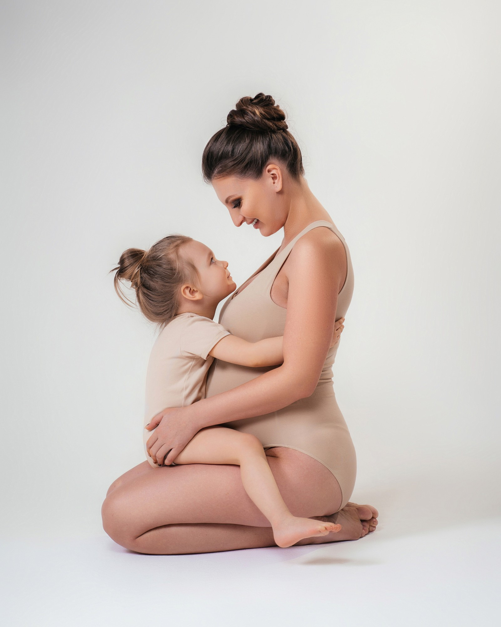 Стильная фотосессия беременности в ткани