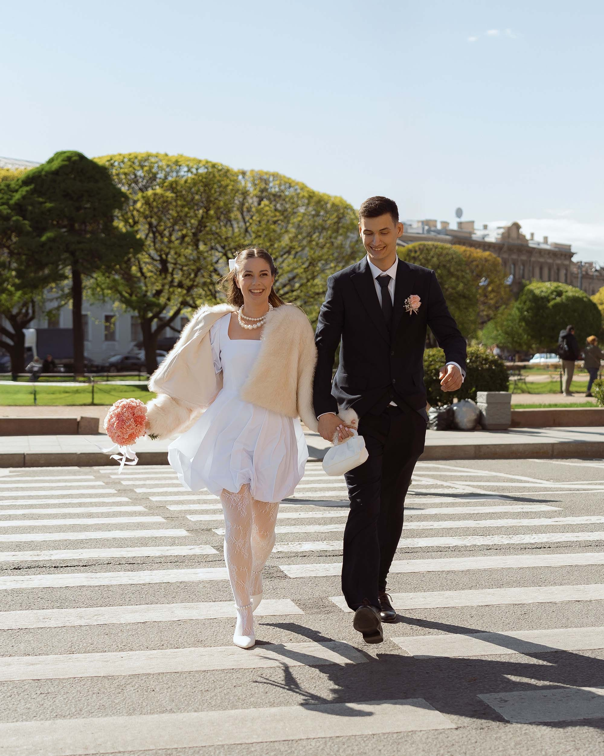 Свободный свадебный день без жёсткого графика — пара на прогулке