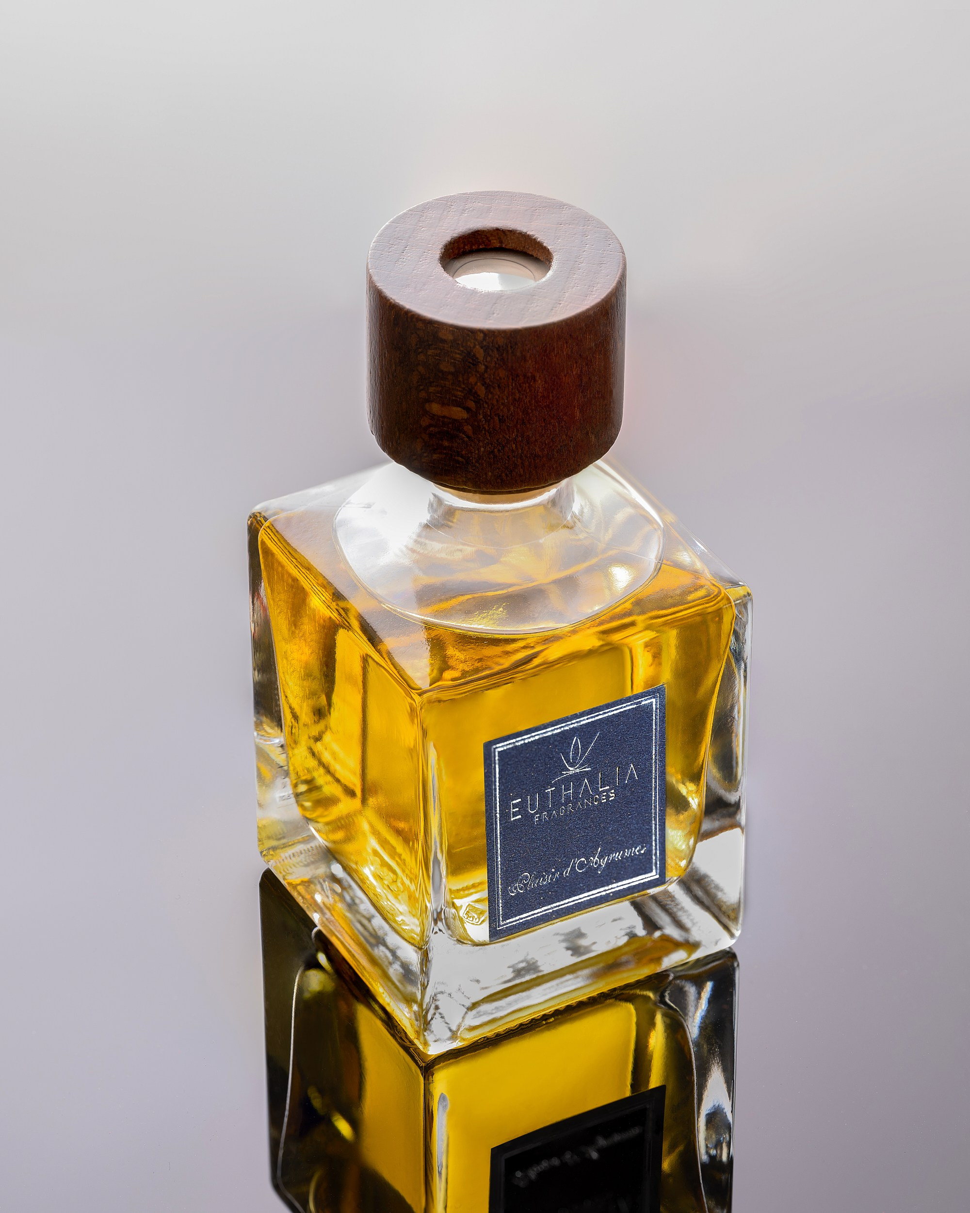 Предметная съёмка парфюма для бренда — профессиональный предметный фотограф в Москве