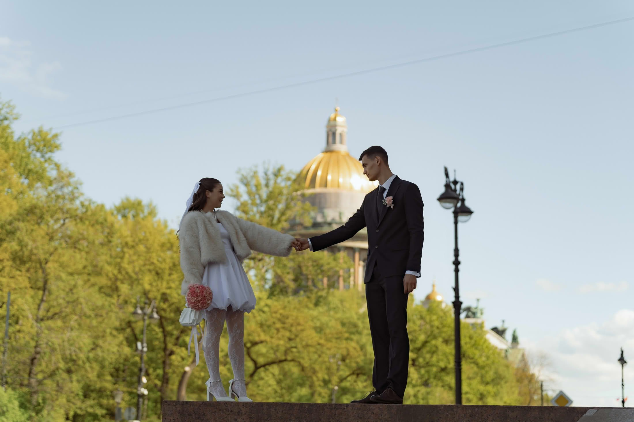 Жених и невеста на фоне золотого купола, вид на Исаакиевский собор
