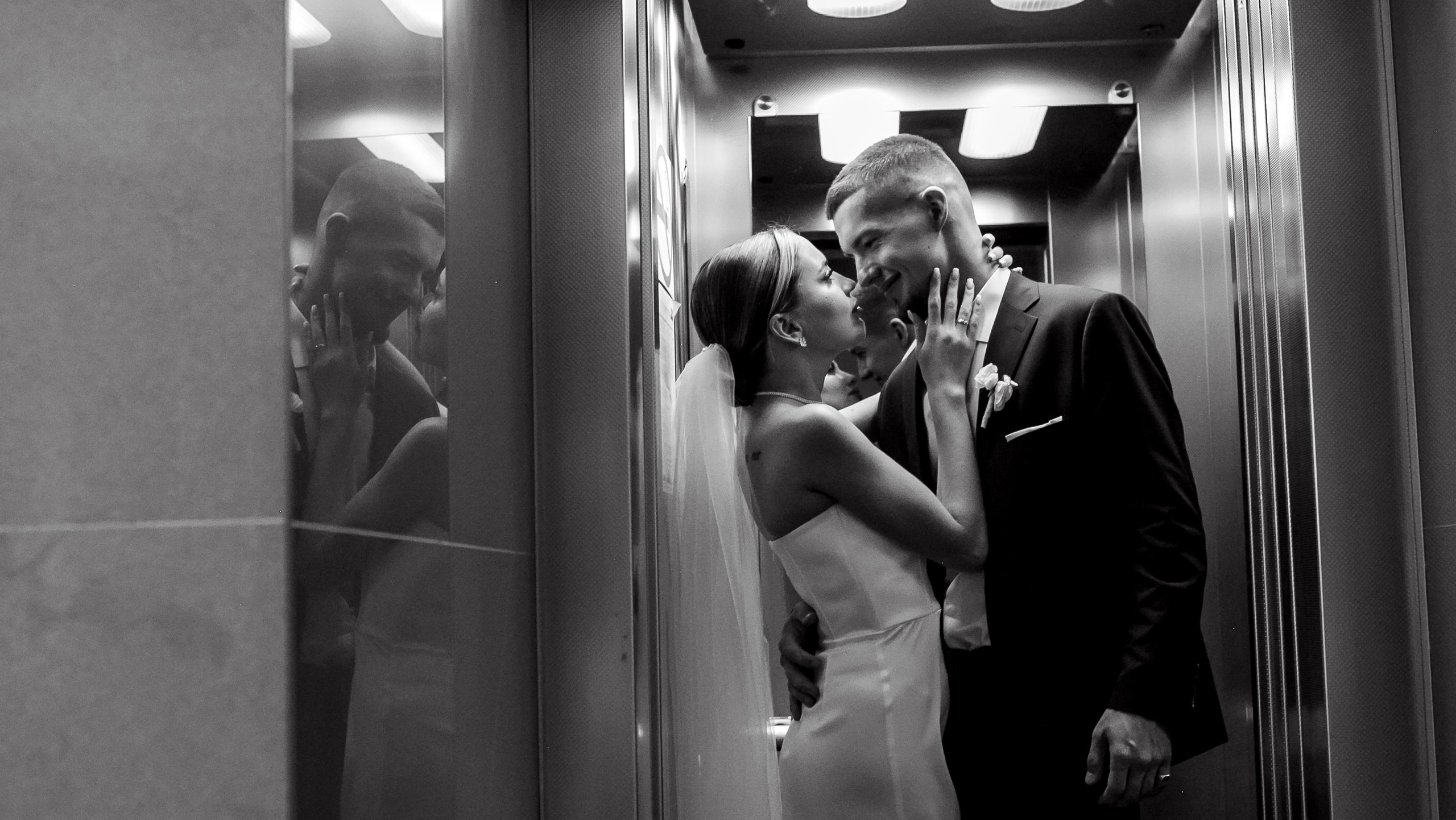 жених и невеста в лифте