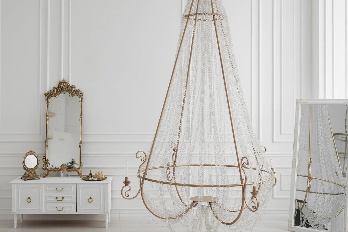 большая хрустальная люстра в студии