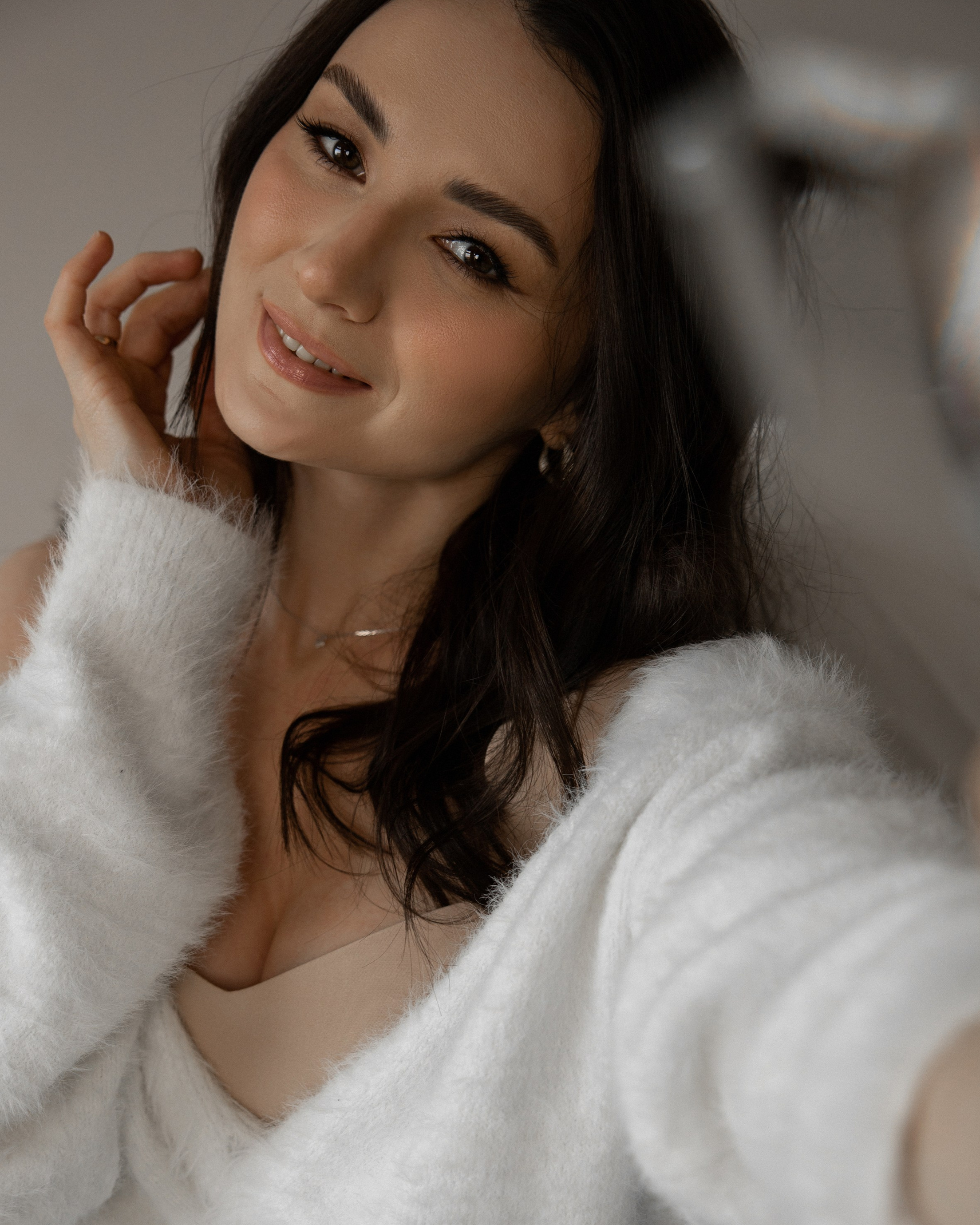 Девушка с объективом в белом костюме и шляпе