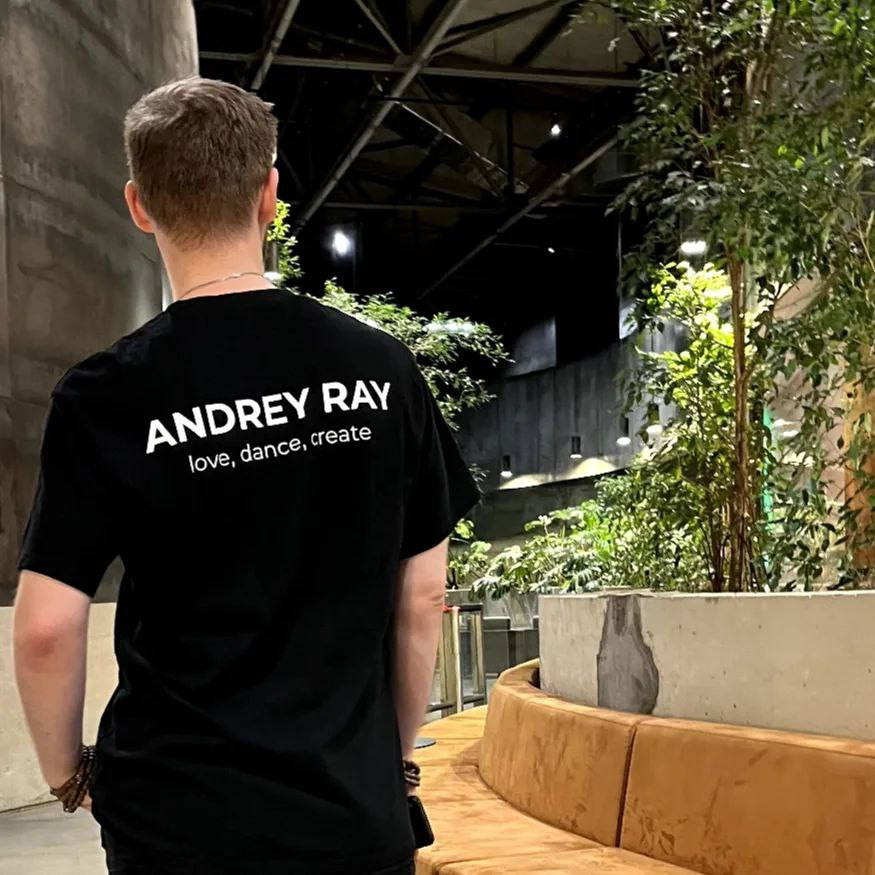 Каллиграфия на холстах со смыслом от Андрея Рэя