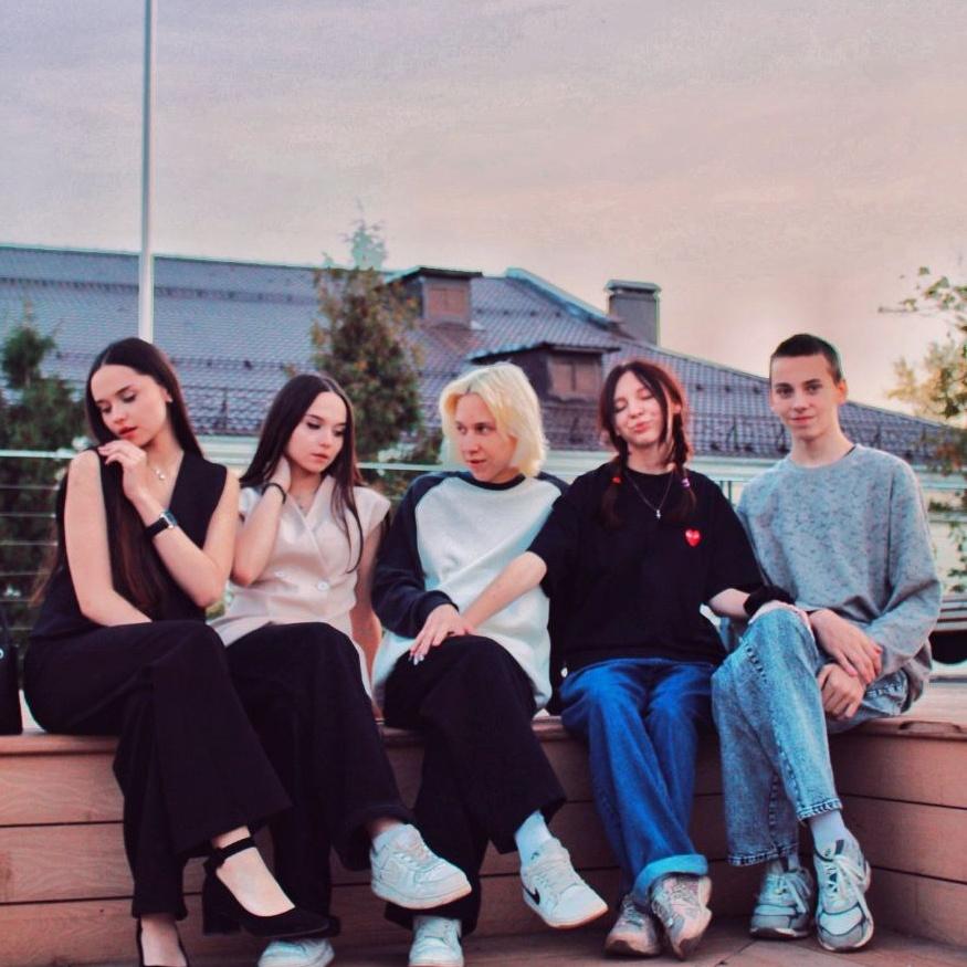 Компания людей на заброшенном мосту в туман