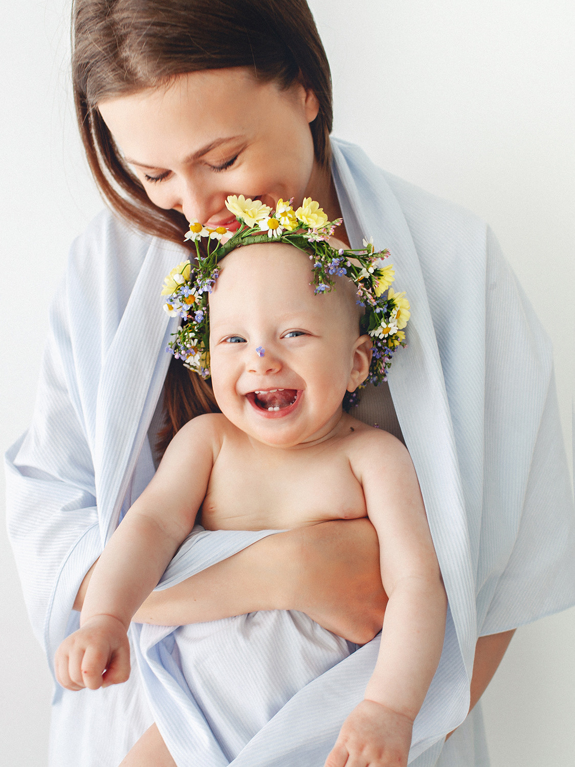 Фотосессия для годовалой Мии с цветами. Детский фотограф в Самаре