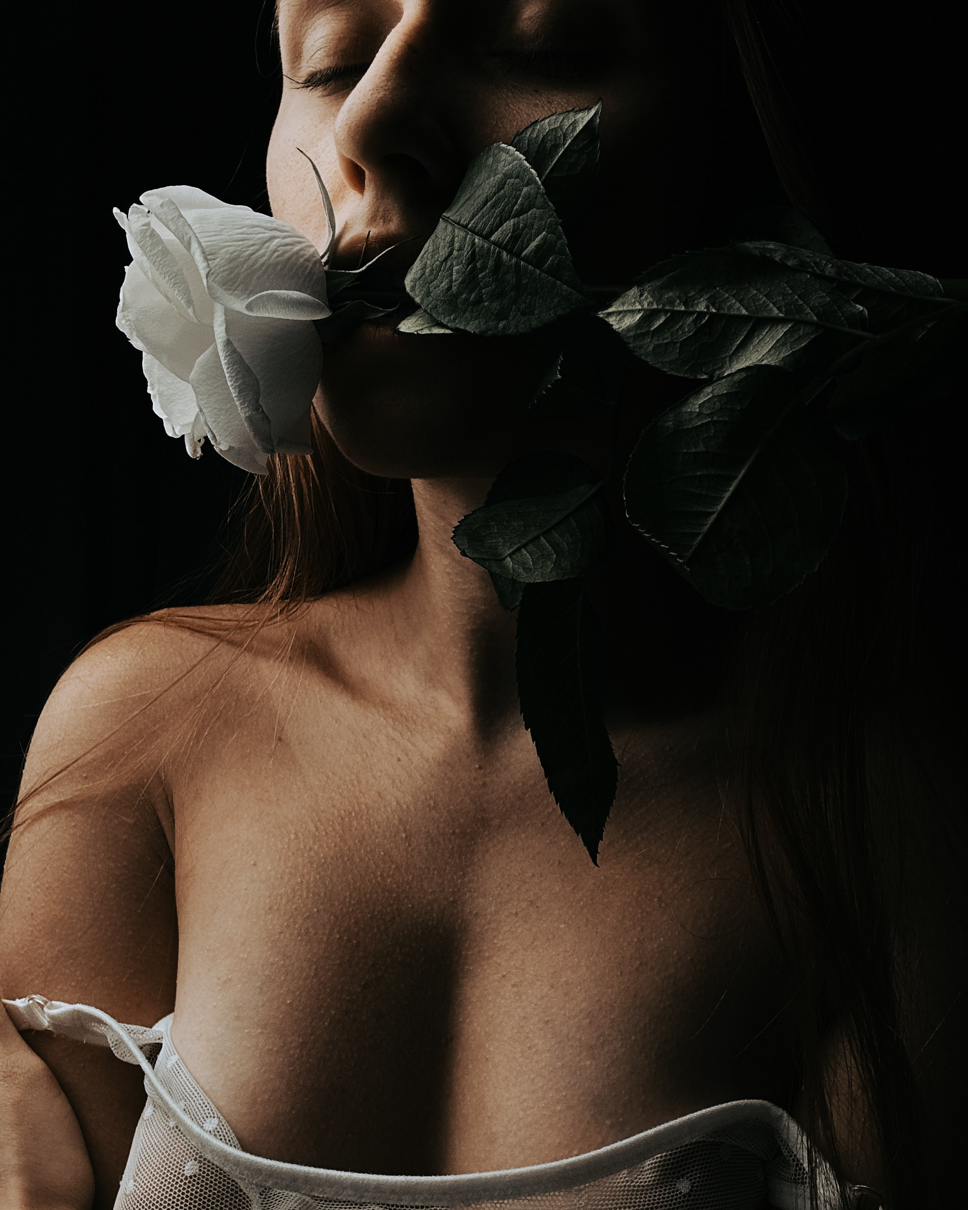 Сексуальная девушка с розой во рту. Идея для ню фотосессии.