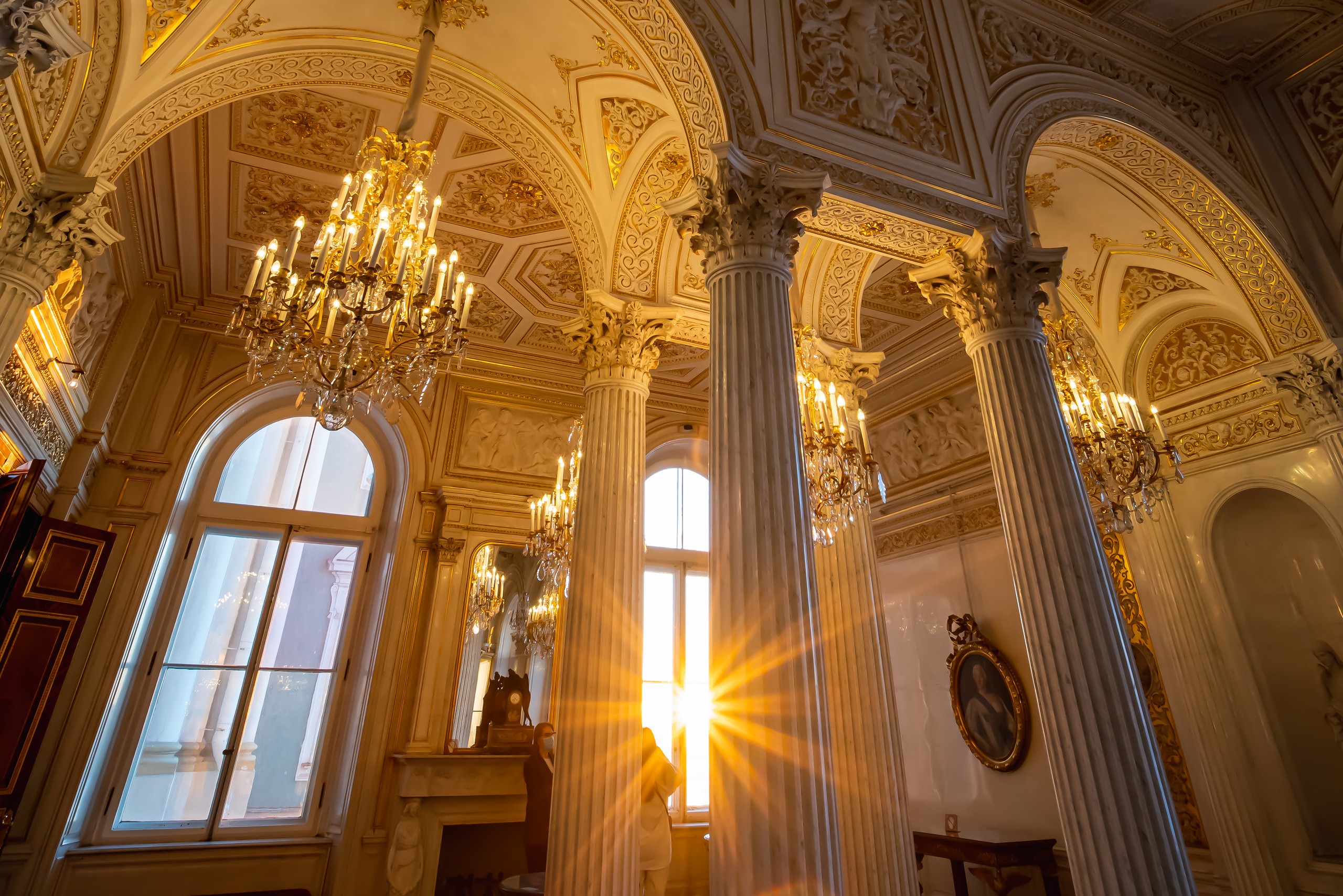 Павильонный зал Эрмитажа на закате с лучами солнца