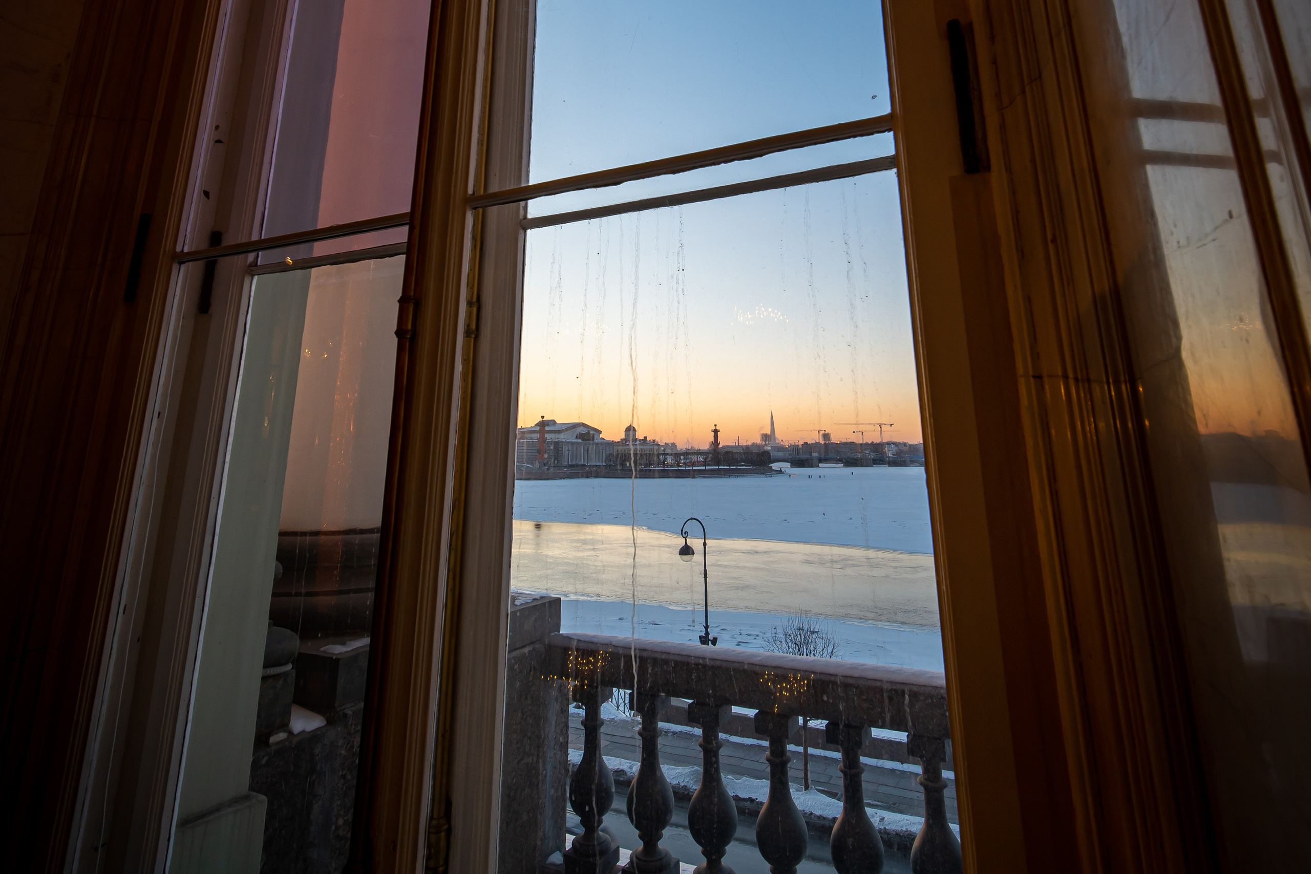 Окно в Эрмитаже с видом на Неву