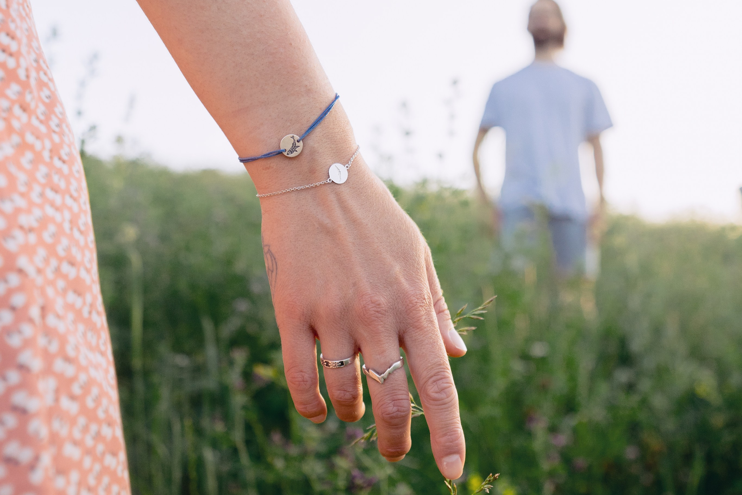 Фотоснимок руки девушки коснувшись к листве  