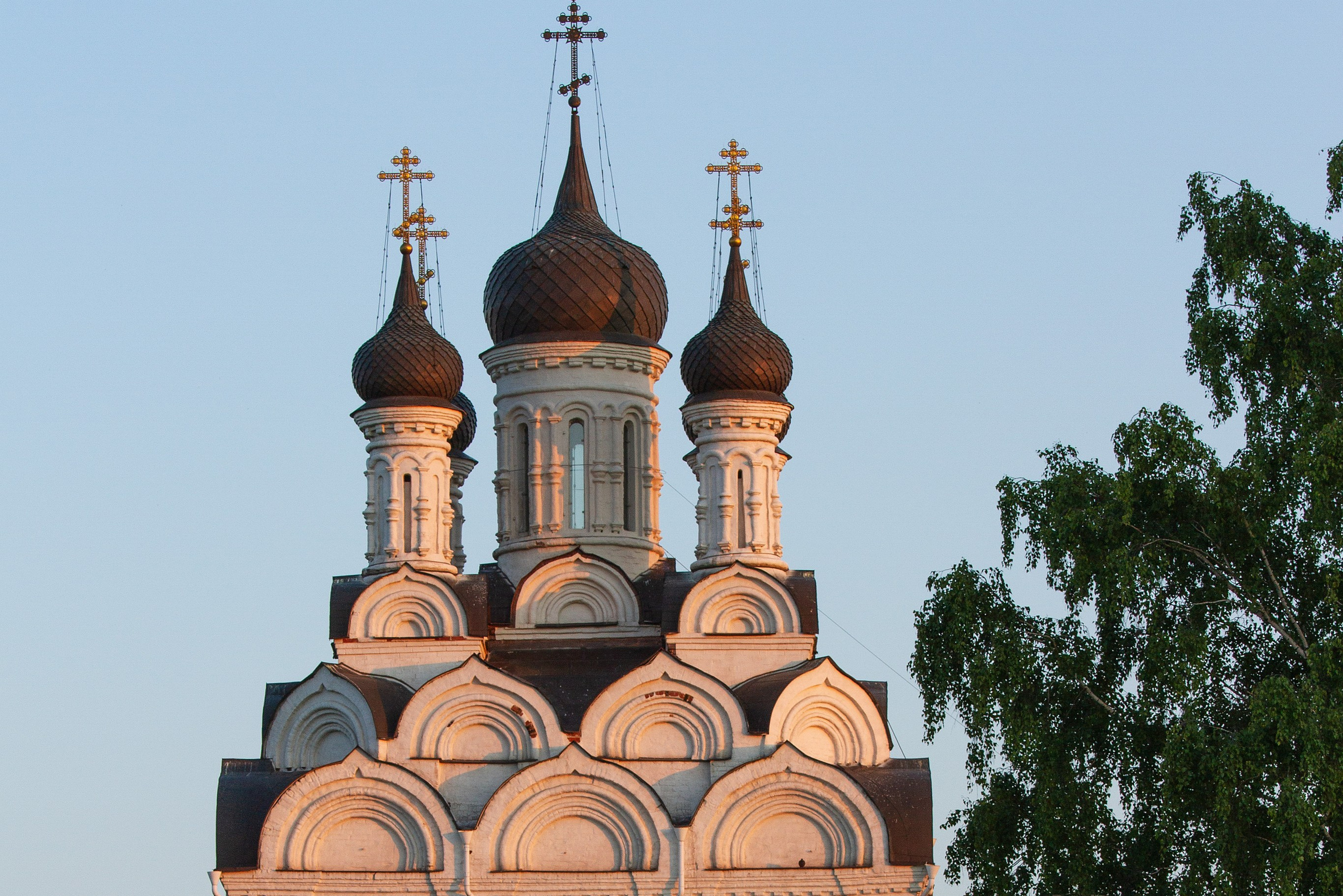 Благовещенская церковь и памятник Николаю II