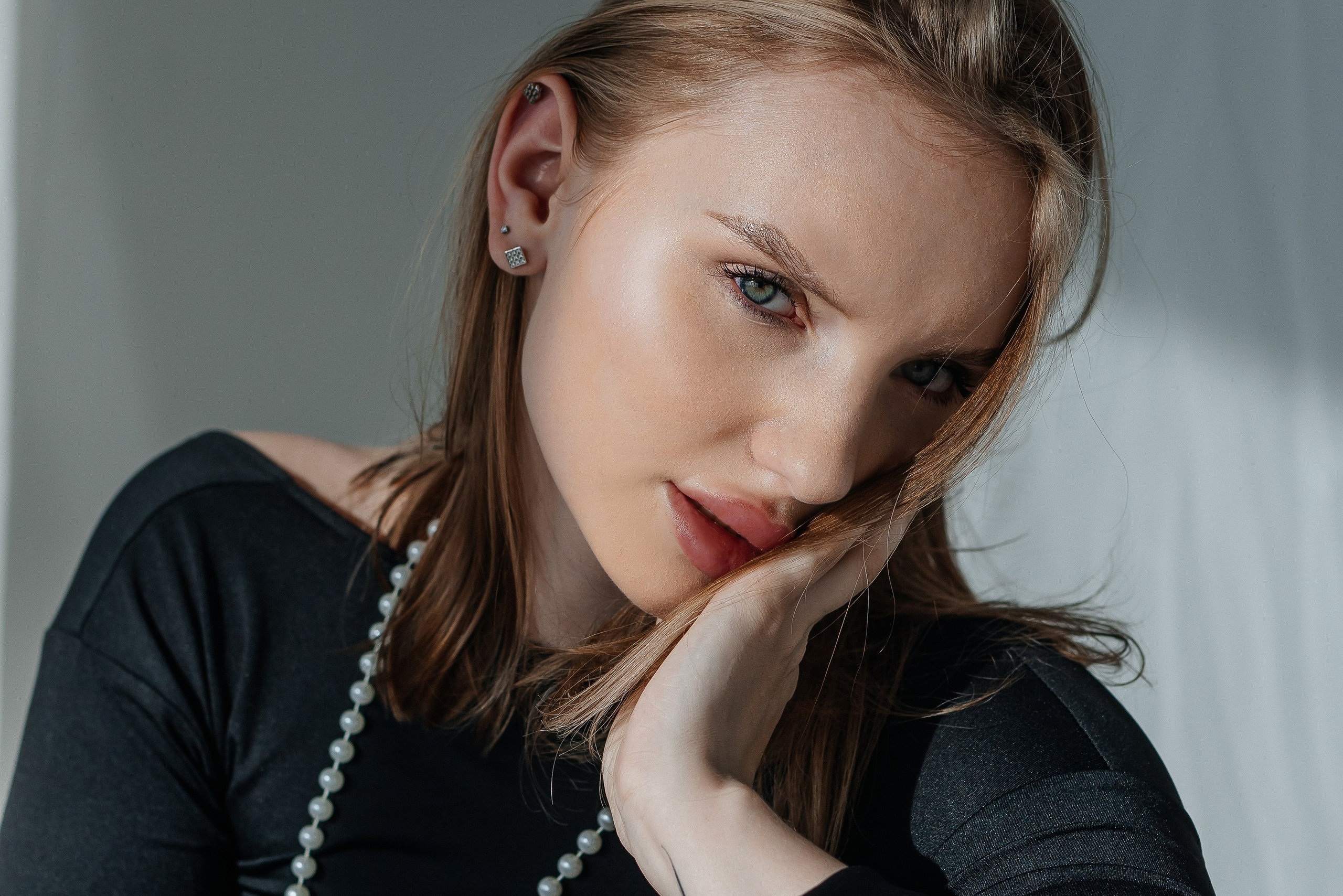 Стильная фотография для девушки в студии