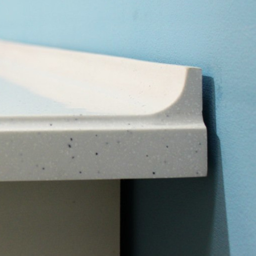 Влитой пристеночный каменный бортик с галтелью