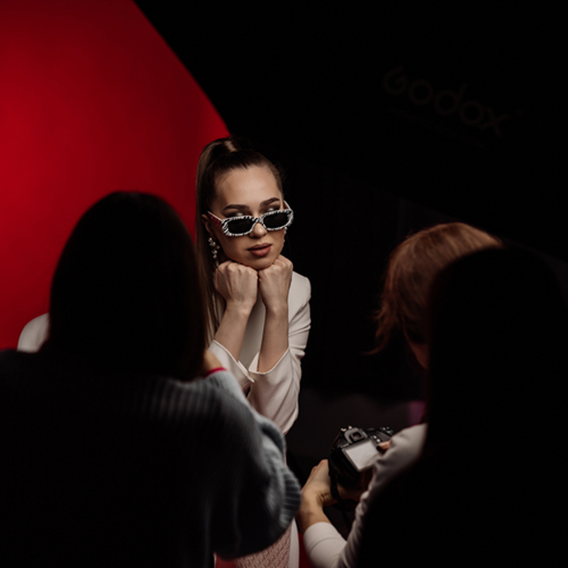 Камера бесплатно. Заберешь фотокамеру домой, чтобы практиковаться не только в школе.